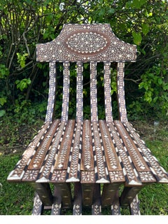 Paire de chaises syriennes en nacre posées