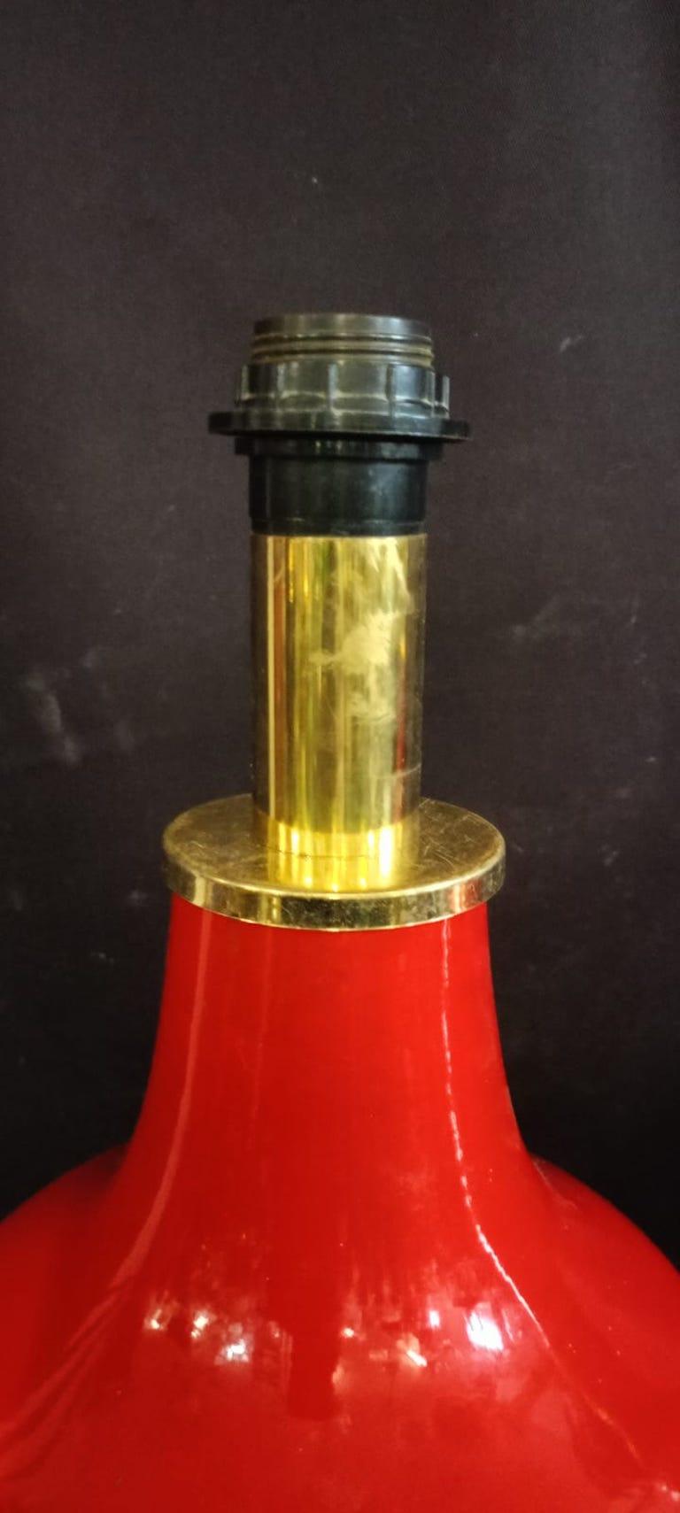 Ein Paar italienische 70er Jahre in rot, schwarz und gold glasierte Keramik, Lampenschirme nicht enthalten.