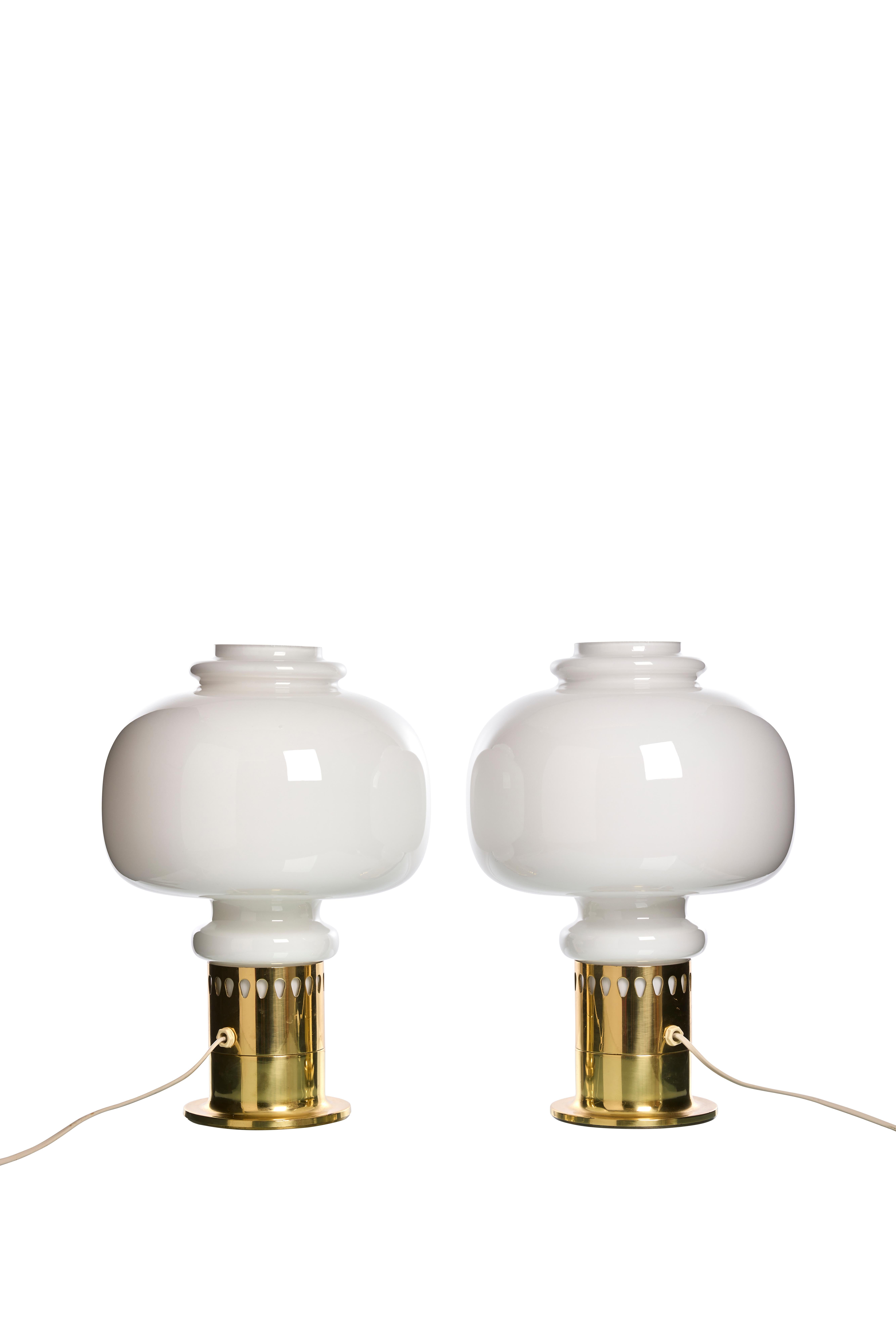 Mid-Century Modern A pair of table lamps by Hans-Agne Jakobsson in brass and glass, Sweden, 1960s For Sale