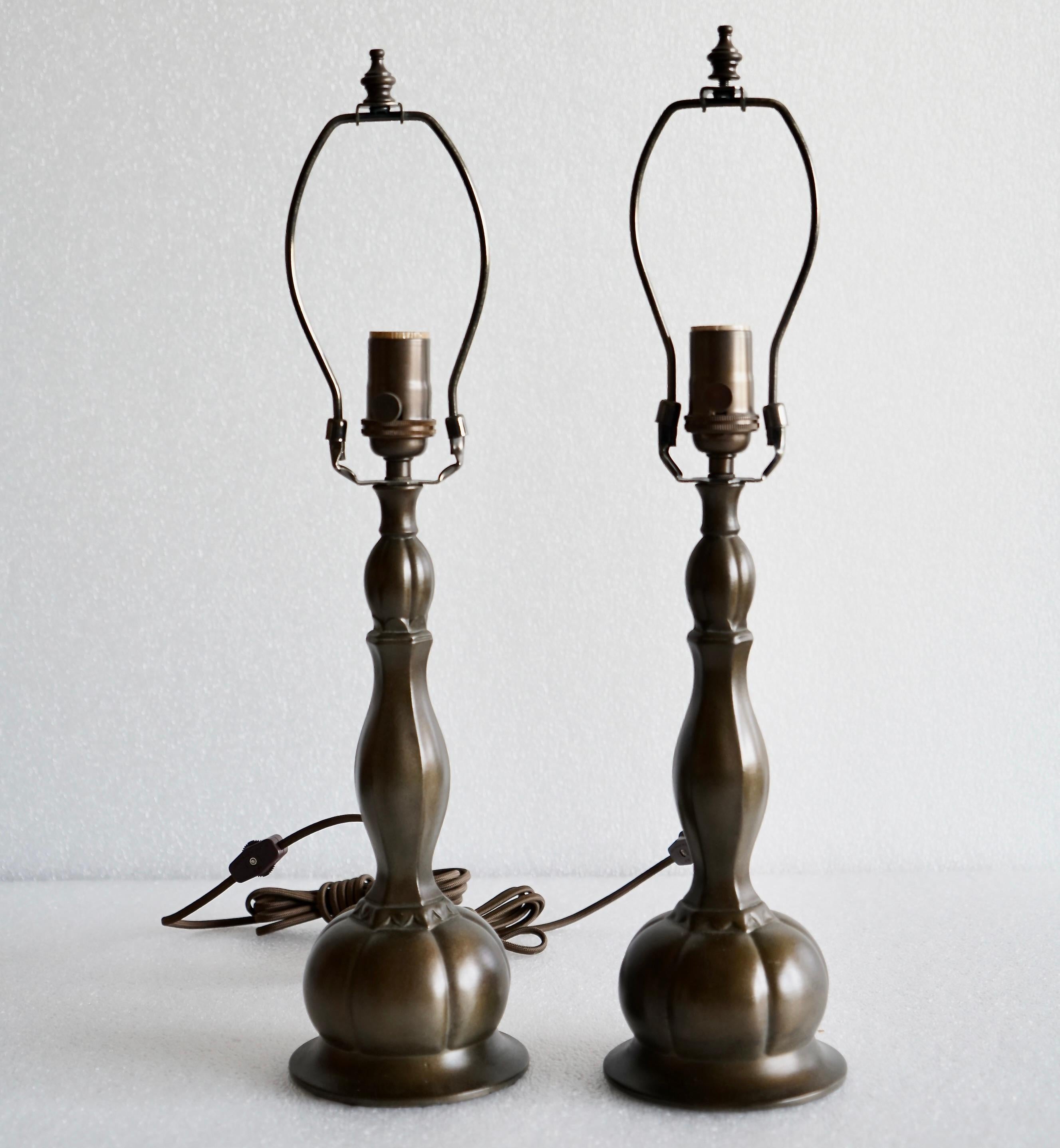 Paire de lampes de table en métal patiné conçues par Just Andersen (1884-1943), Danemark, vers 1930. Modèle D80.
Marqué JA D80.
Le câblage a été refait à neuf avec du fil en tissu marron et un interrupteur à fil.
 La finition d'origine en fausse
