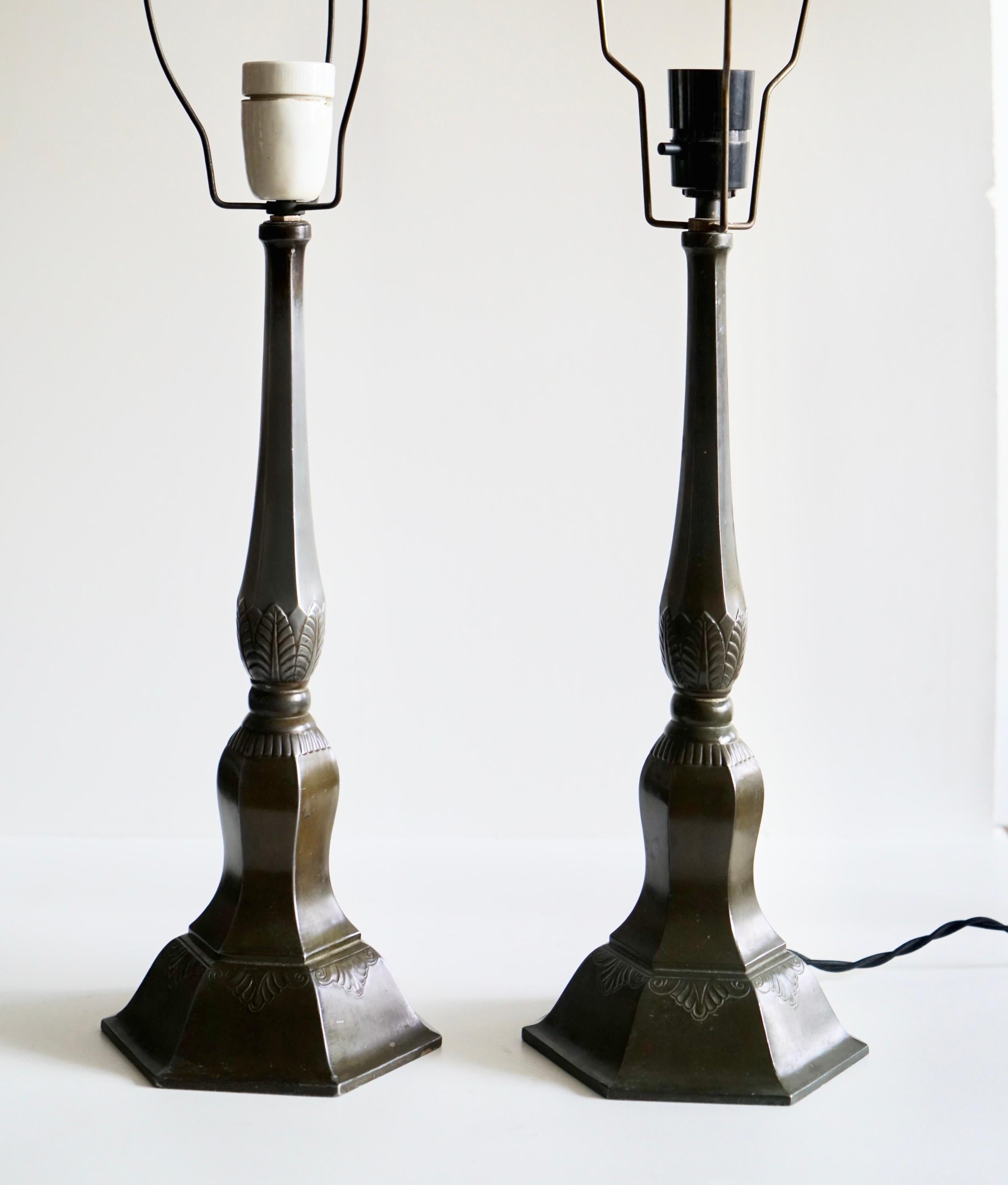 Un par de lámparas de mesa de Just Andersen. Modelo D59. Dinamarca hacia 1920
Disco-metal patinado. Cada lámpara lleva el sello 