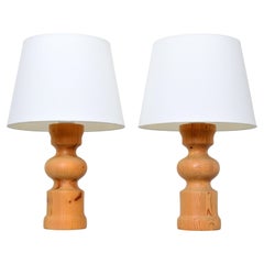 Ein Paar Tischlampen, gedrechseltes massives Kiefernholz, Tranås Stilarmatur Schweden, 1970er Jahre