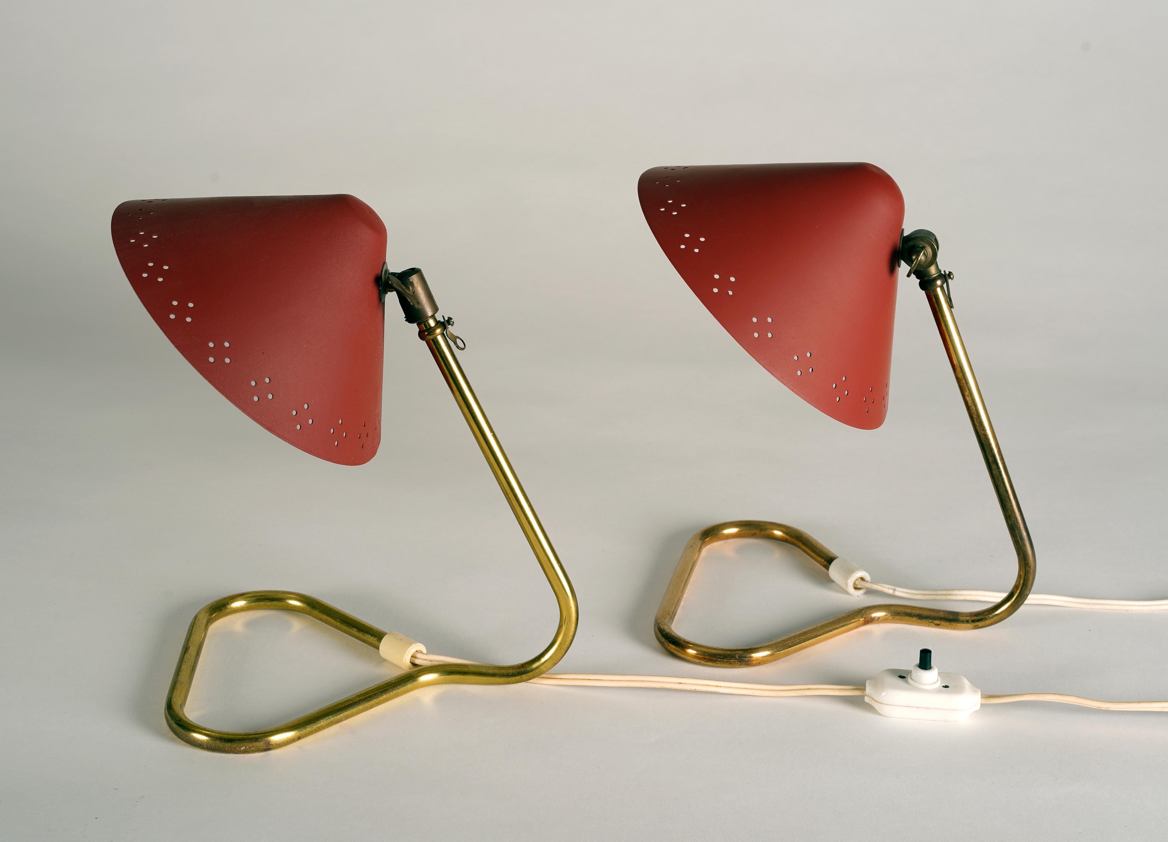 Paire de lampes de table pouvant également servir d'appliques murales. Conçu par Eric Wärnå pour Gnosjö dans les années 1950. 

Les lampes de table se distinguent par quelques détails. L'un des abat-jour a un sommet plus arrondi et les douilles sont