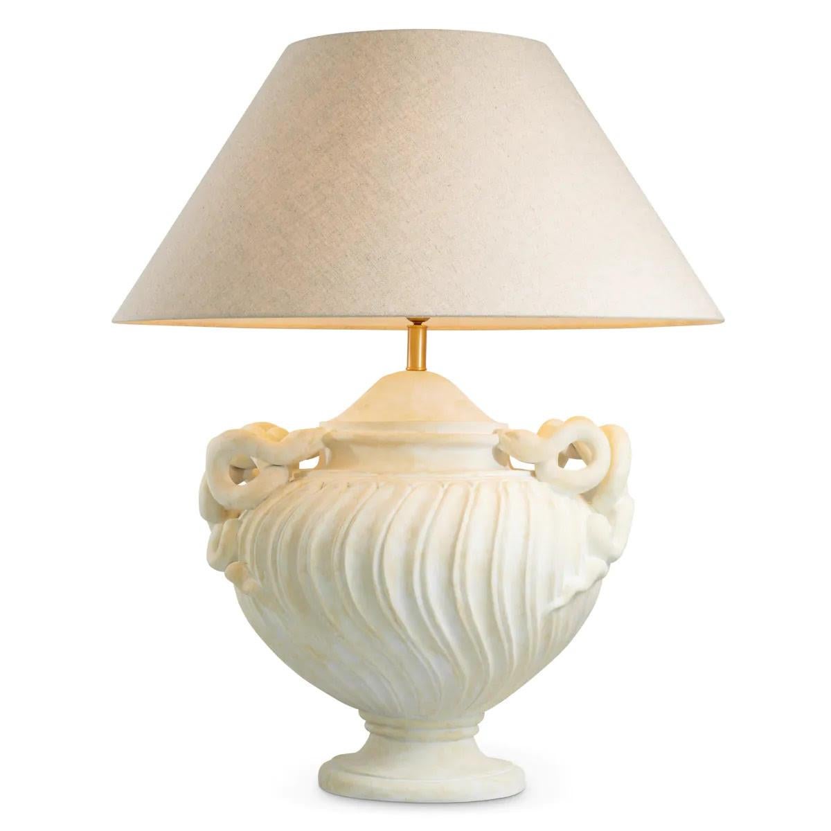 Paire de lampes de table à l'aspect antique et à la finition en laiton brossé.

Cette paire de lampes de table s'inspire du design complexe d'un ancien vase romain (2e moitié du 2e siècle ADS). Cette lampe, avec sa finition antique, ses poignées en