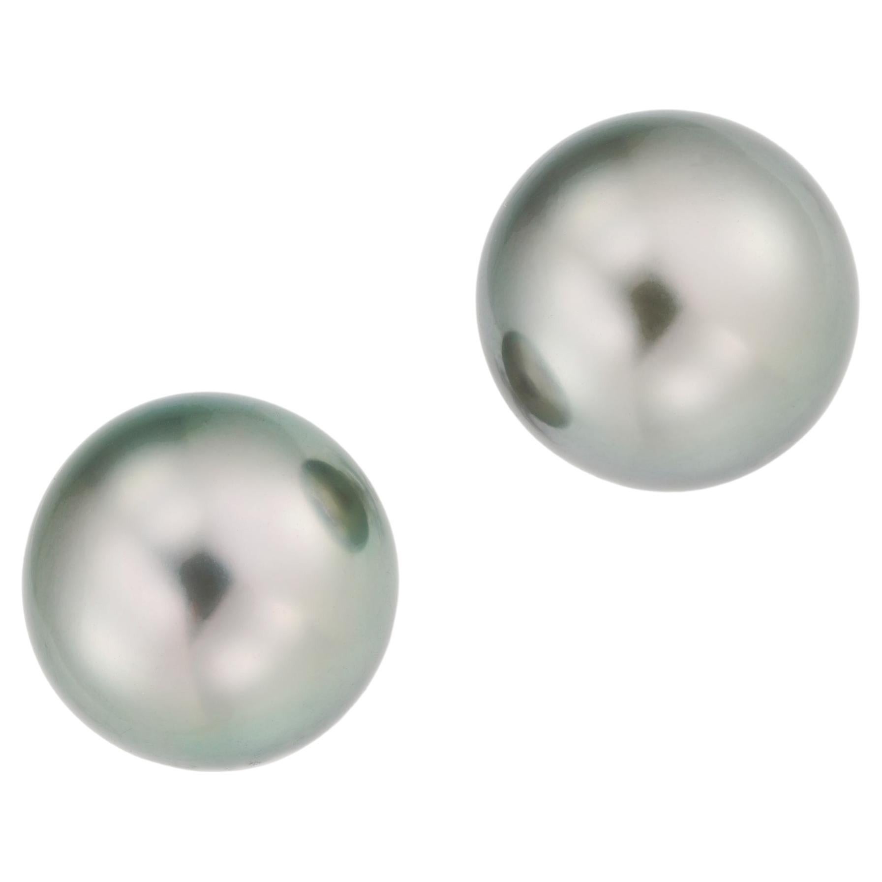 A pair of Tahitian cultured pearl earrings For Sale
