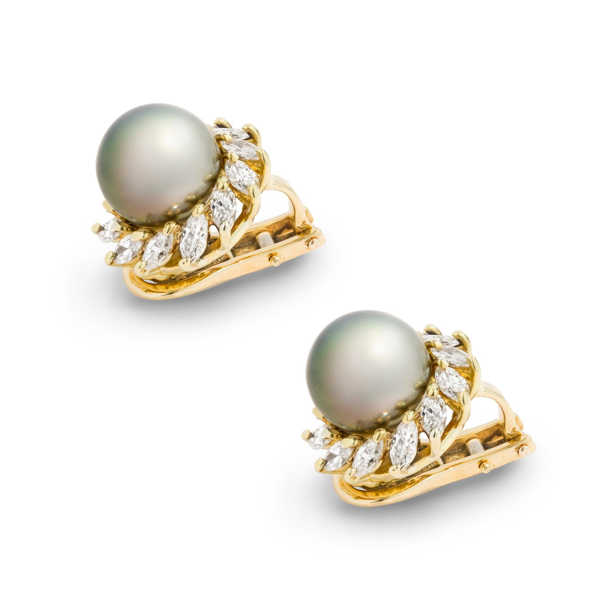 Coppia di orecchini con perle di coltura di Tahiti e diamanti, ogni orecchino è composto da una perla di coltura di Tahiti di colore grigio-nero di 10,5 - 11 mm di diametro circondata da dodici diamanti taglio marquise, per un peso totale stimato di