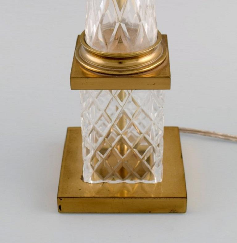 French Pair of Tall and Sleek Table Lamps in Clear Crystal Glass and Brass, France For Sale