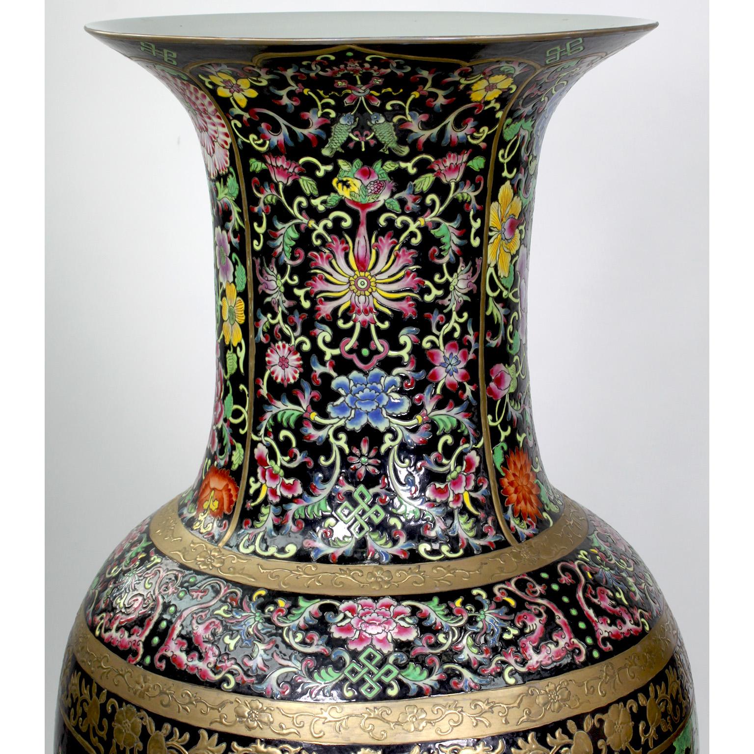Ein Paar hohe chinesische figurale Export-Porzellanvasen mit Vögeln und Blumen aus Porzellan im Angebot 3