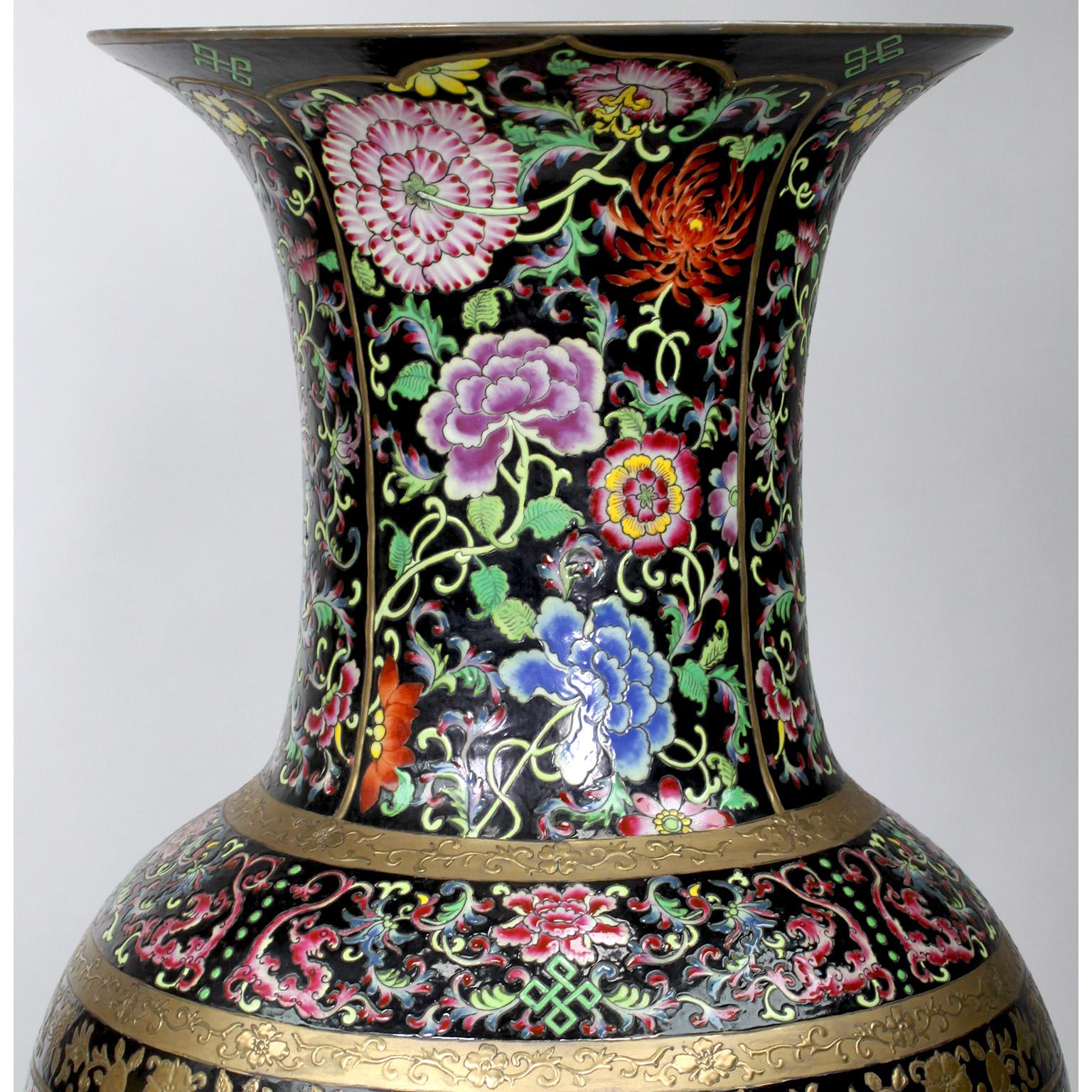 Ein Paar hohe chinesische figurale Export-Porzellanvasen mit Vögeln und Blumen aus Porzellan im Angebot 4
