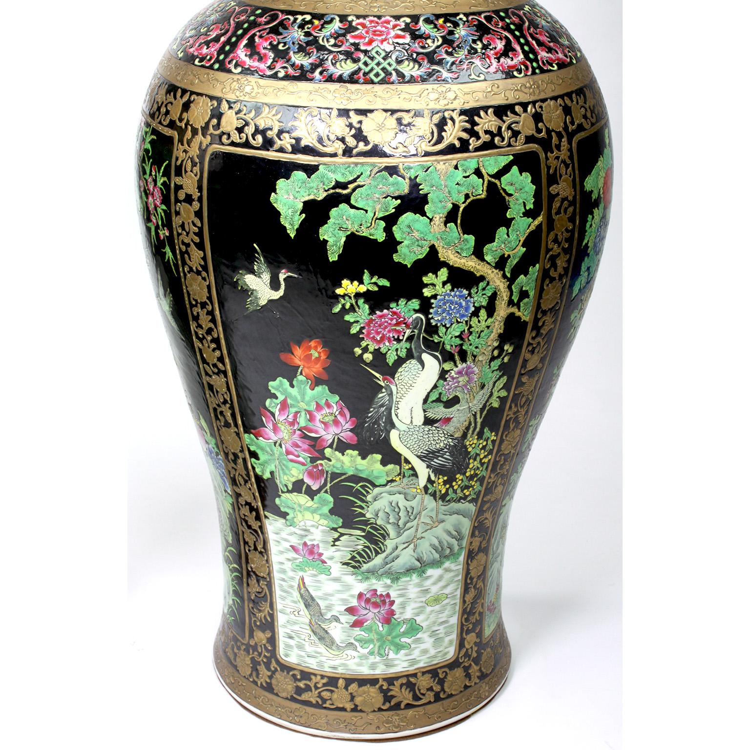 Paire de grands vases figuratifs en porcelaine d'exportation chinoise avec oiseaux et fleurs en vente 4