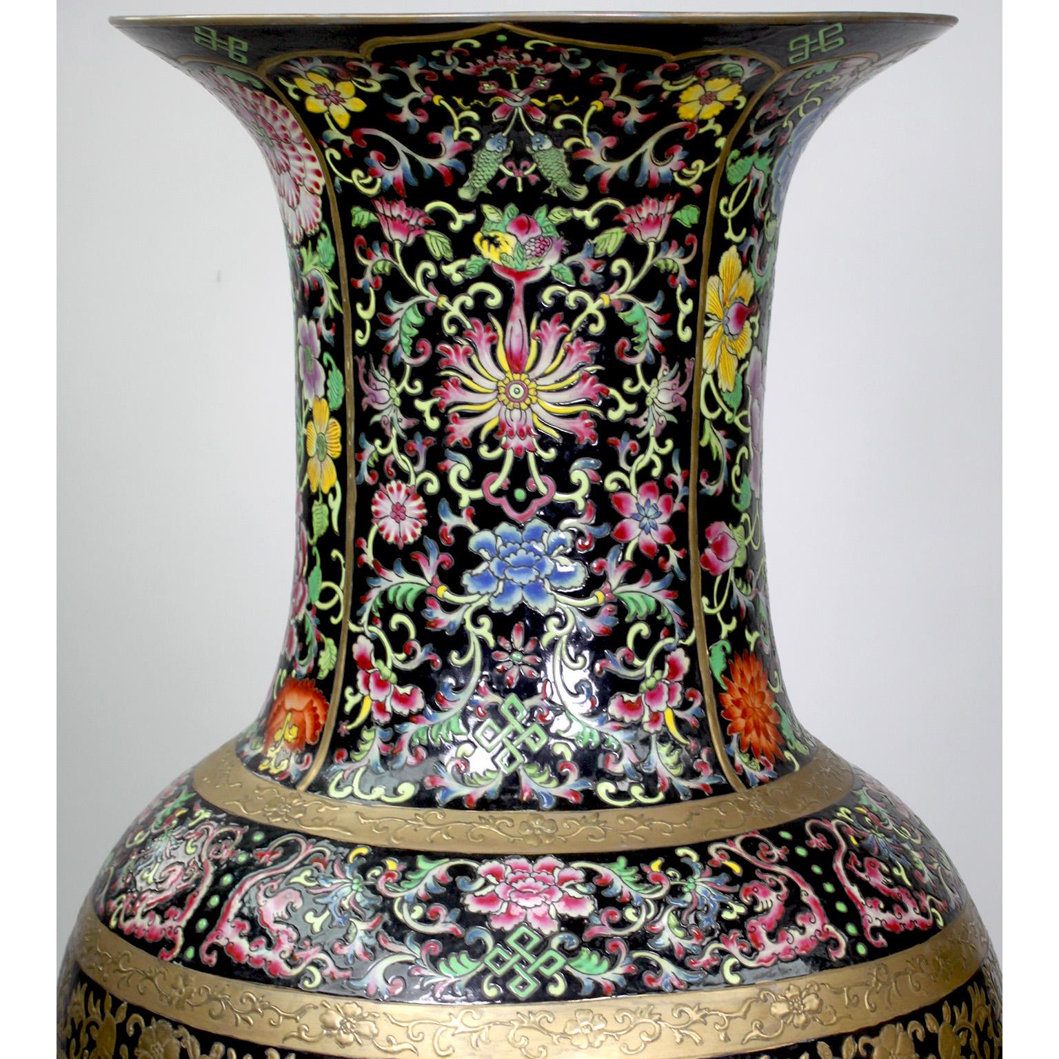 Ein Paar hohe chinesische figurale Export-Porzellanvasen mit Vögeln und Blumen aus Porzellan im Angebot 6