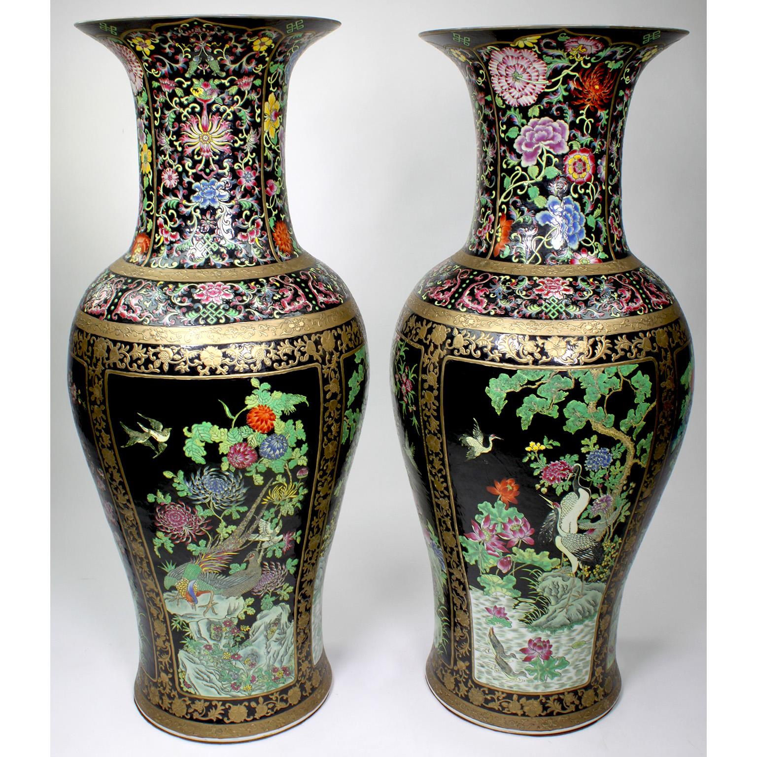 Exportation chinoise Paire de grands vases figuratifs en porcelaine d'exportation chinoise avec oiseaux et fleurs en vente