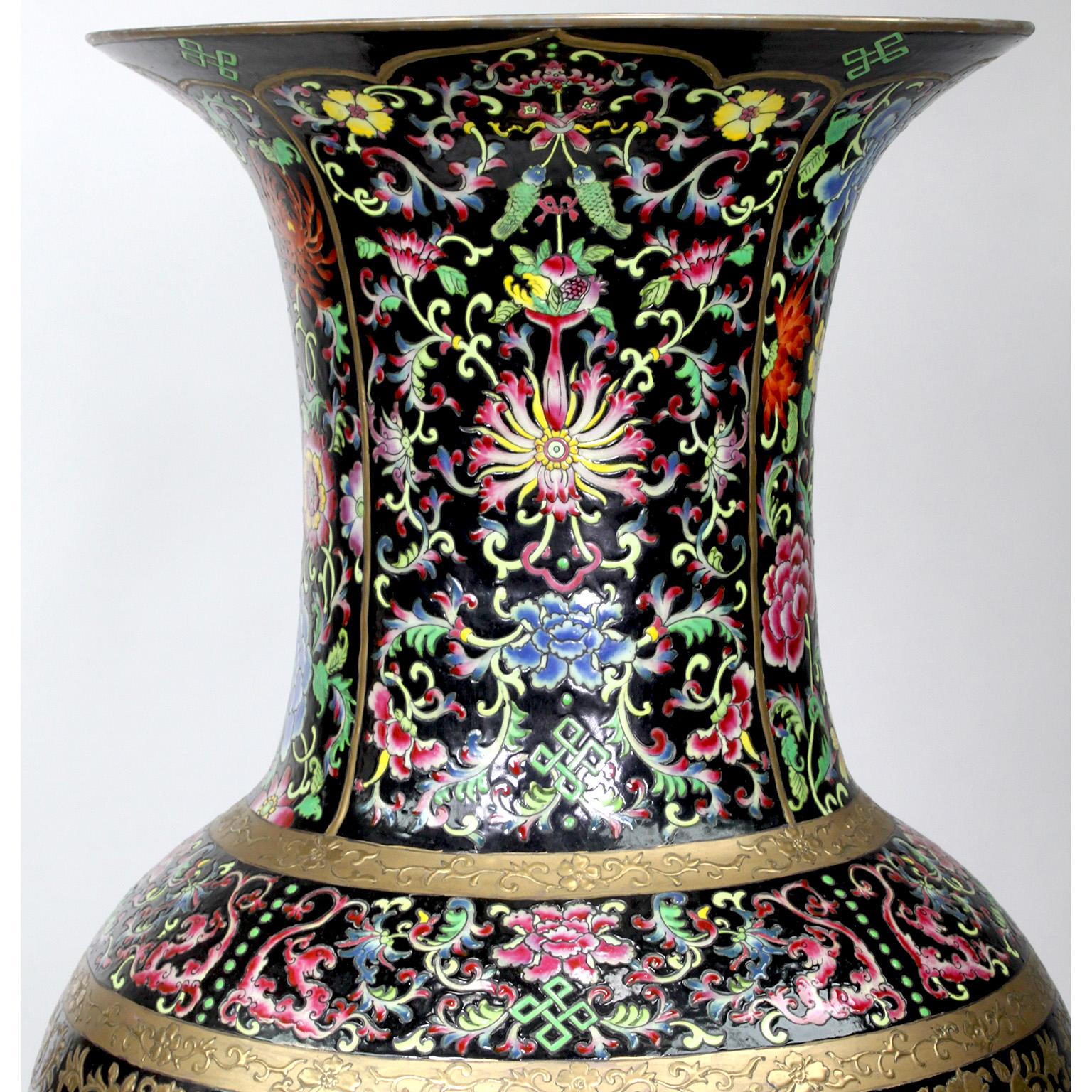 Chinois Paire de grands vases figuratifs en porcelaine d'exportation chinoise avec oiseaux et fleurs en vente