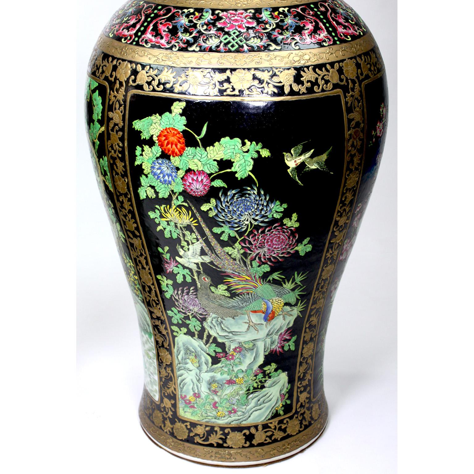 Ein Paar hohe chinesische figurale Export-Porzellanvasen mit Vögeln und Blumen aus Porzellan (Handbemalt) im Angebot