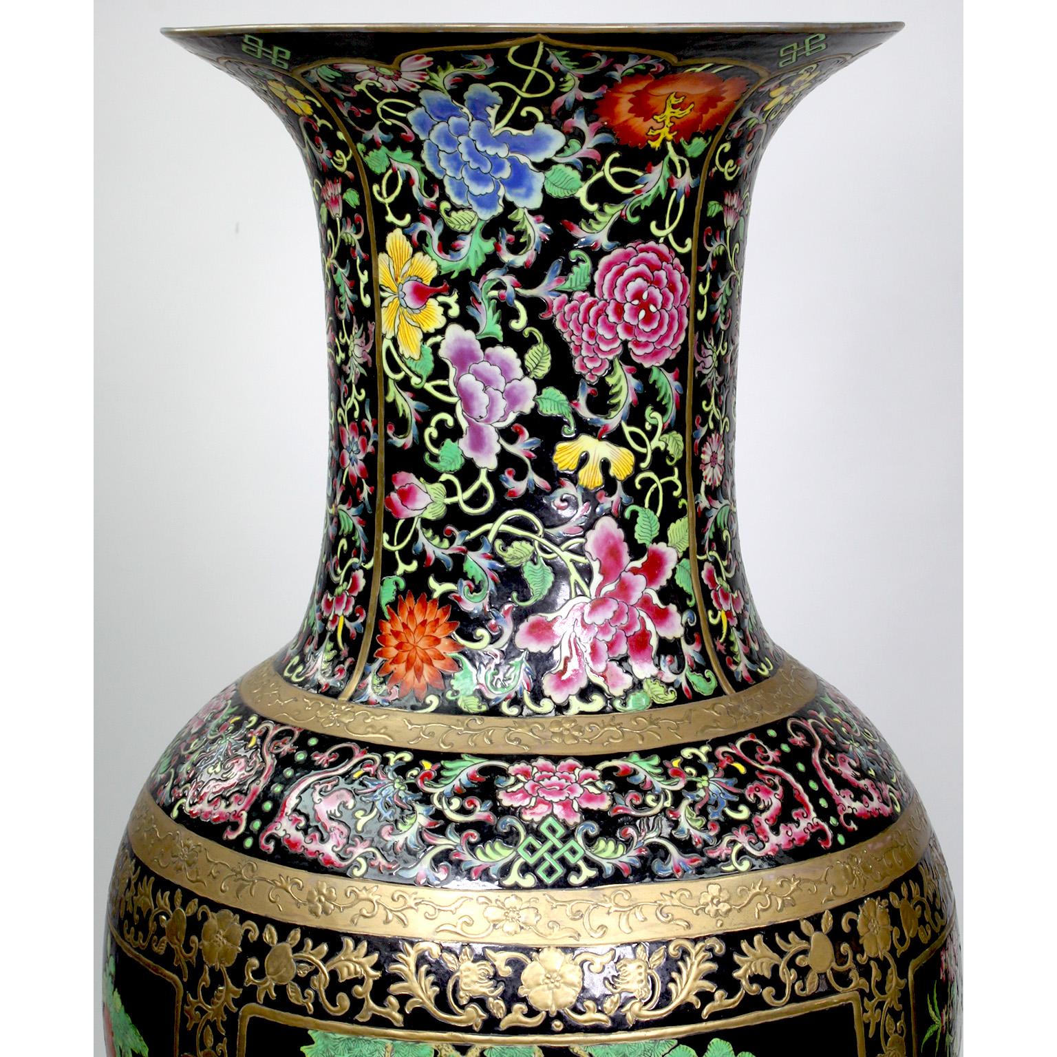 Paire de grands vases figuratifs en porcelaine d'exportation chinoise avec oiseaux et fleurs Bon état - En vente à Los Angeles, CA