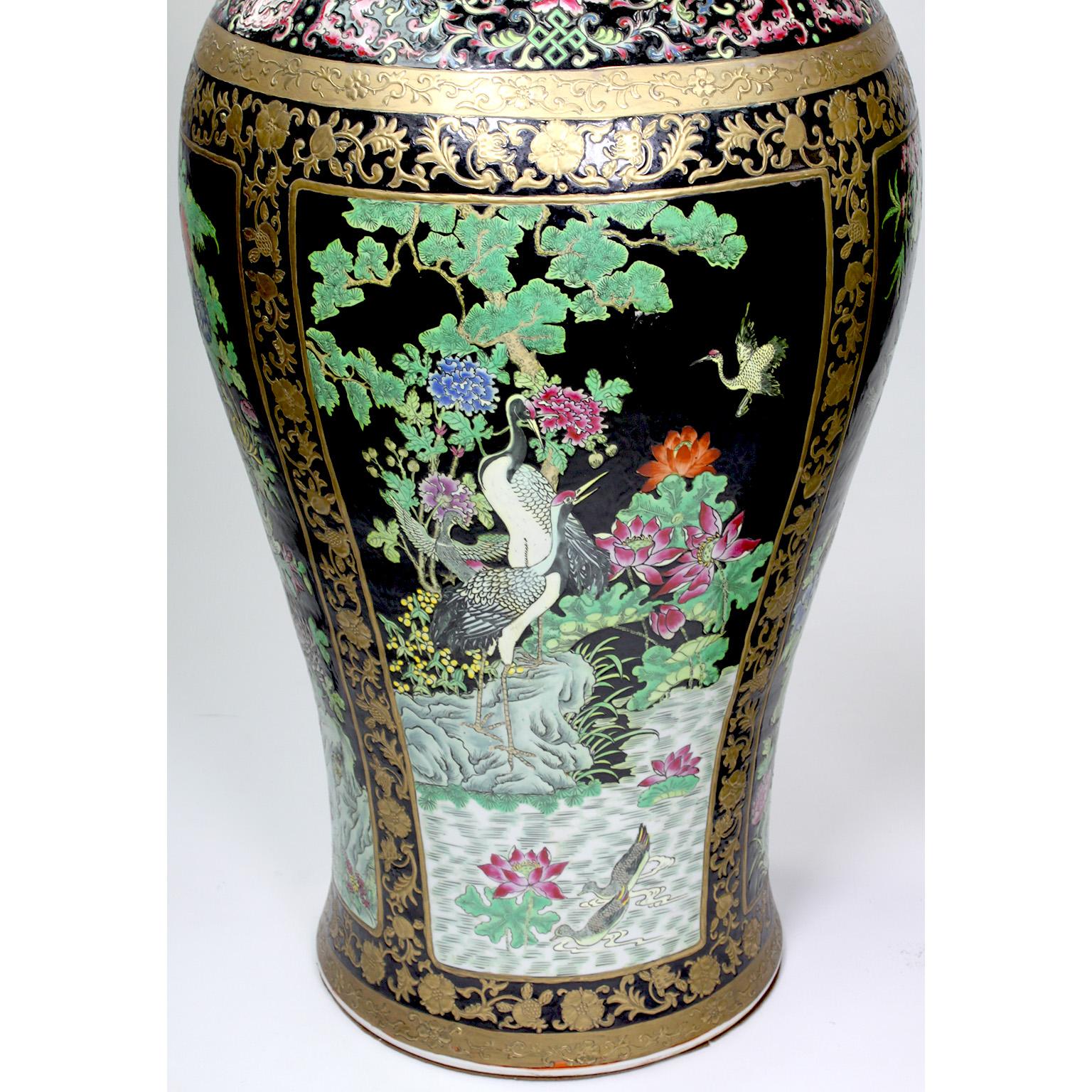 20ième siècle Paire de grands vases figuratifs en porcelaine d'exportation chinoise avec oiseaux et fleurs en vente