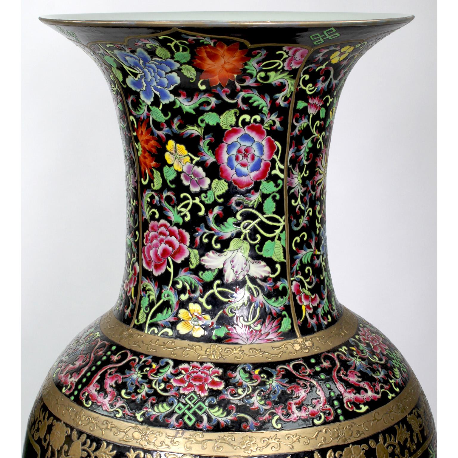 Porcelaine Paire de grands vases figuratifs en porcelaine d'exportation chinoise avec oiseaux et fleurs en vente