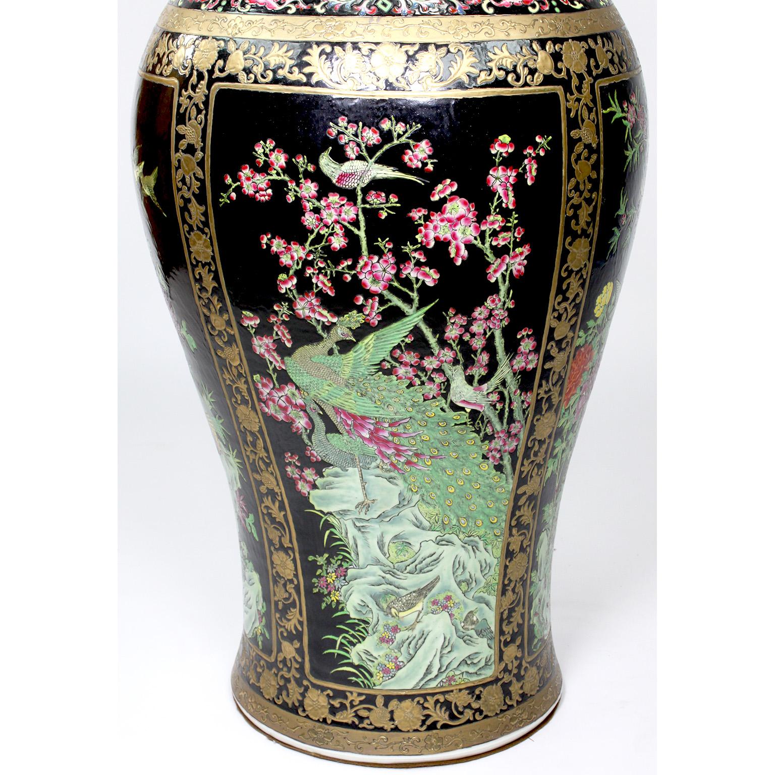 Paire de grands vases figuratifs en porcelaine d'exportation chinoise avec oiseaux et fleurs en vente 1