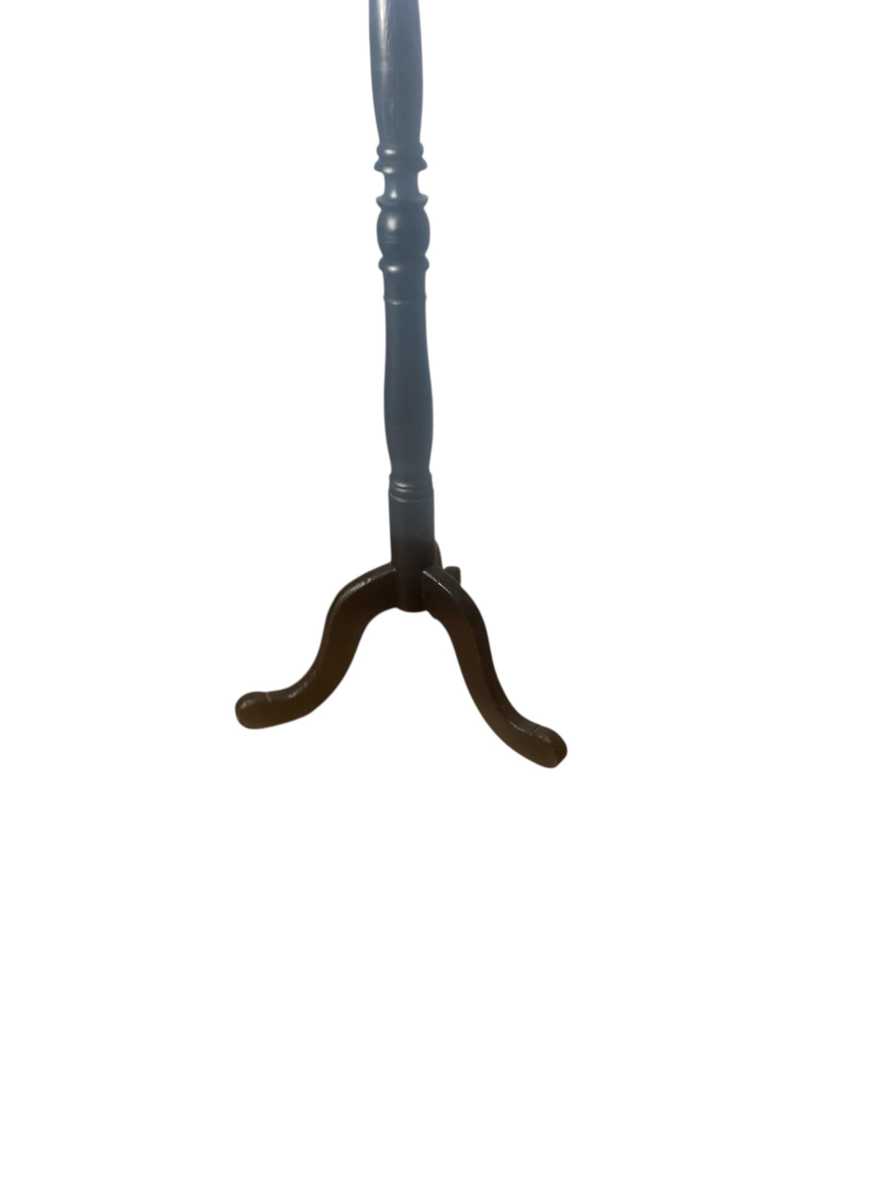 Un par de antorchas altas de tres patas ebonizadas Británico en venta