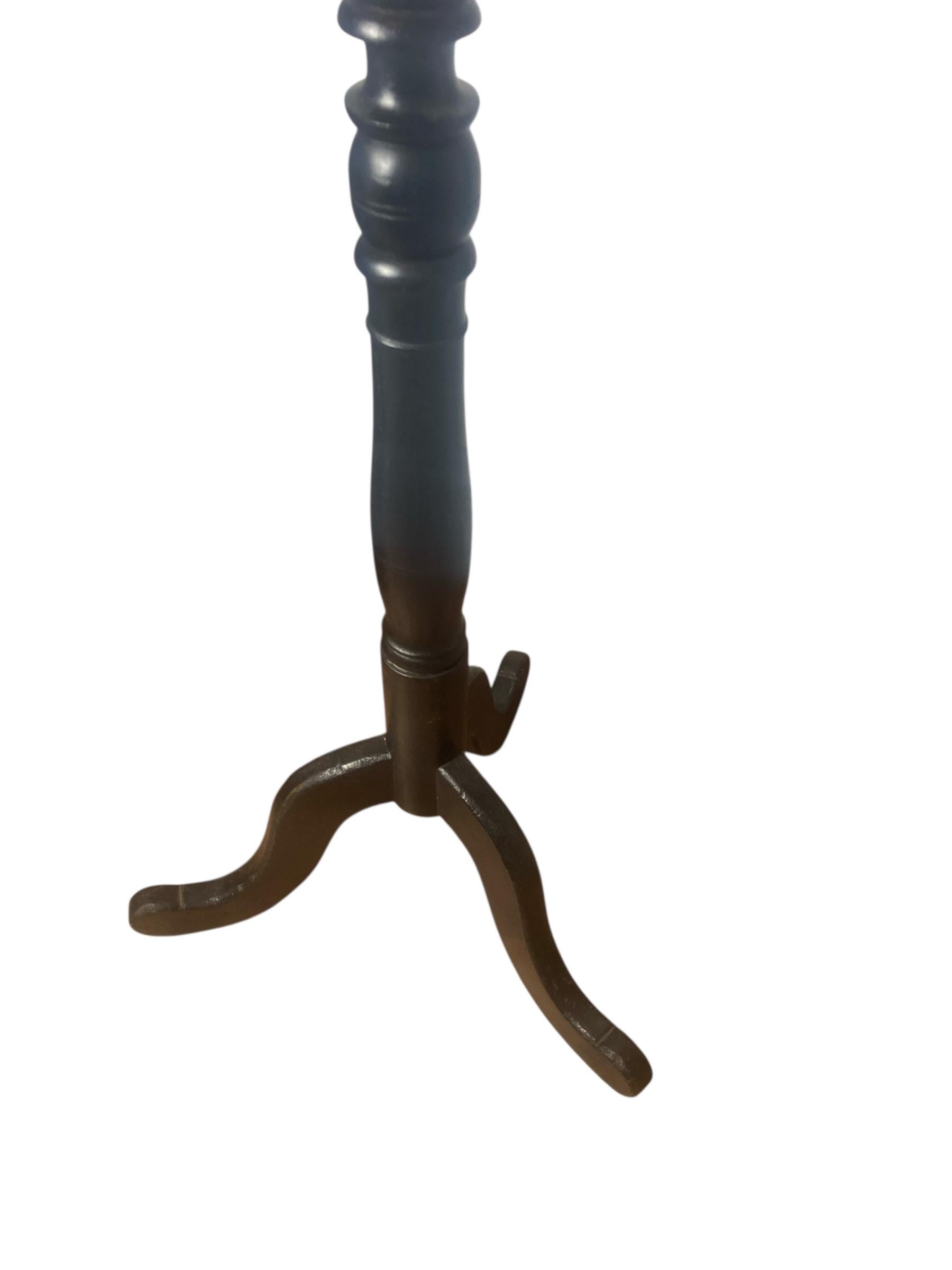Un par de antorchas altas de tres patas ebonizadas en venta 1