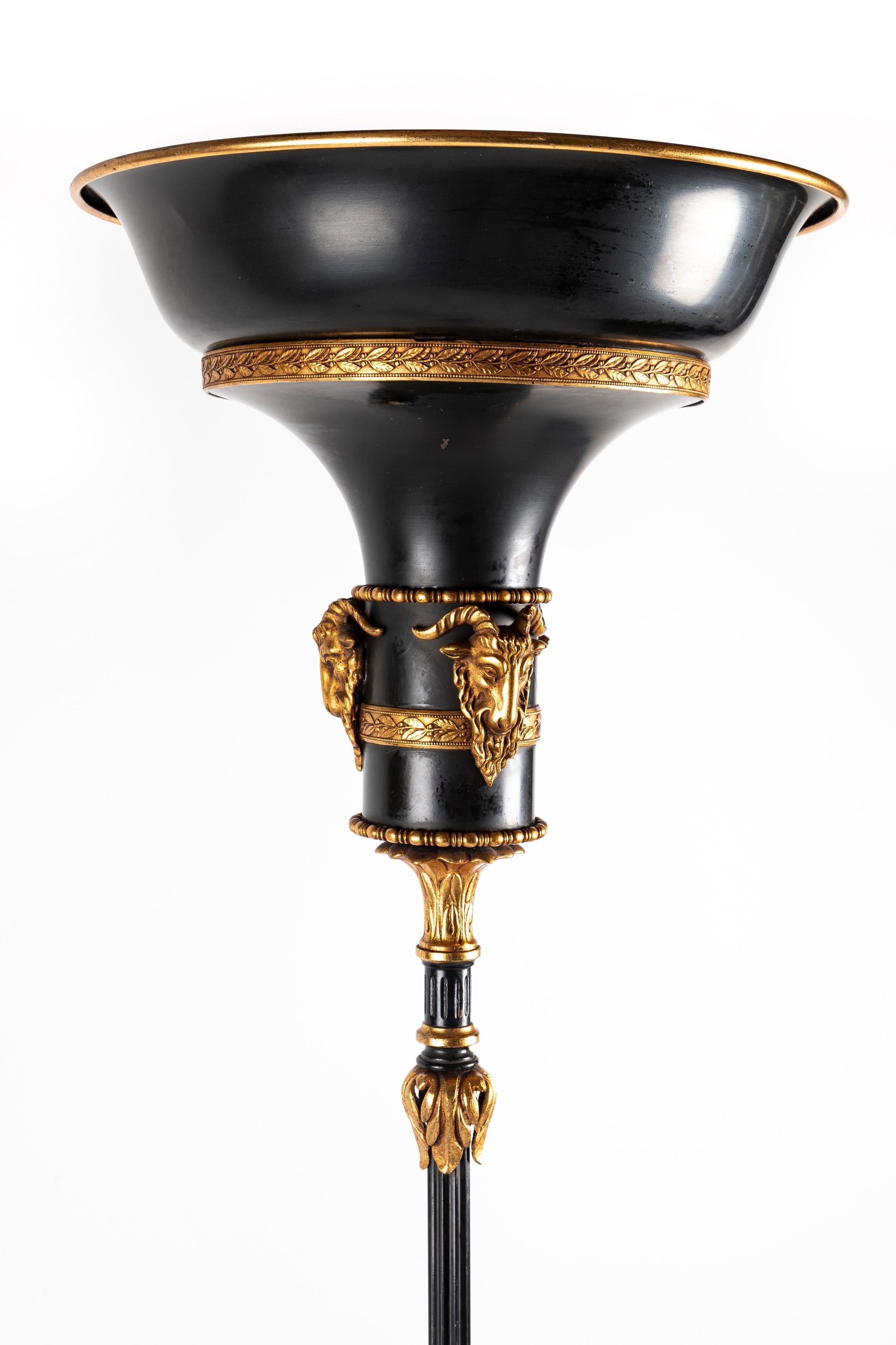 Ein Paar hohe Hollywood-Regency-Stehlampen aus Bronze (Französisch) im Angebot