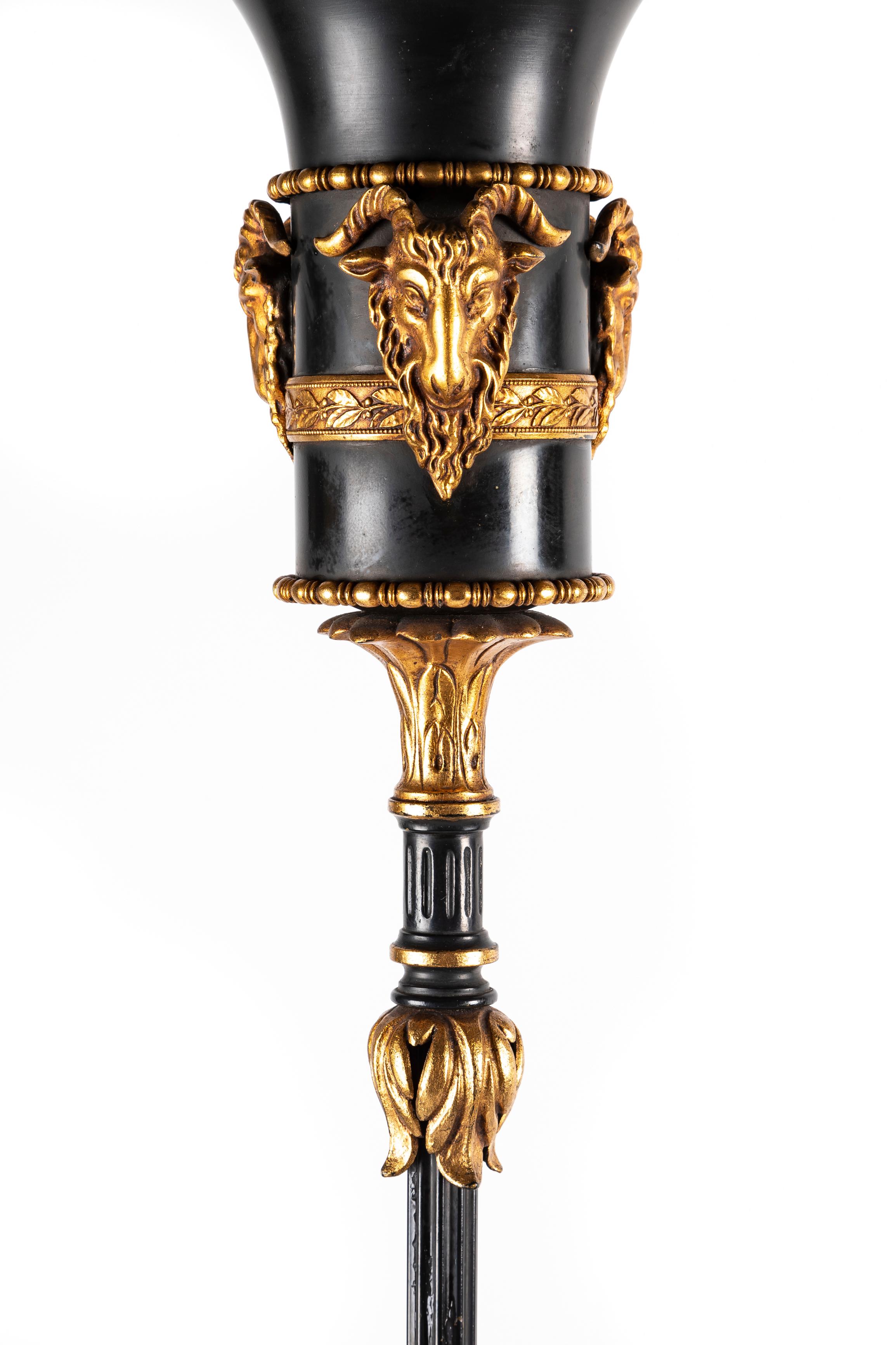 Ein Paar hohe Hollywood-Regency-Stehlampen aus Bronze (Vergoldet) im Angebot