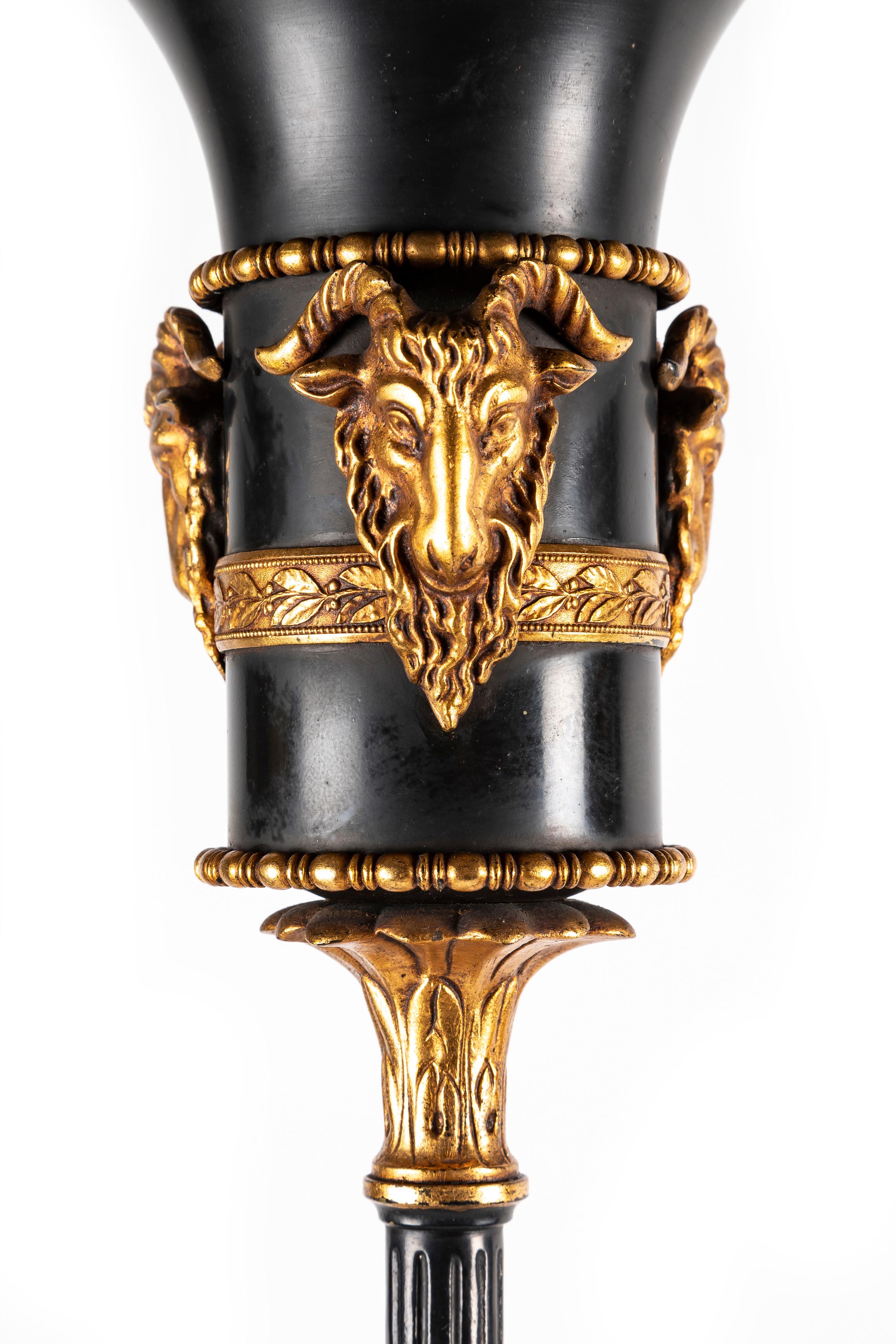 20ième siècle Paire de grands lampadaires en bronze de style Hollywood Regency en vente