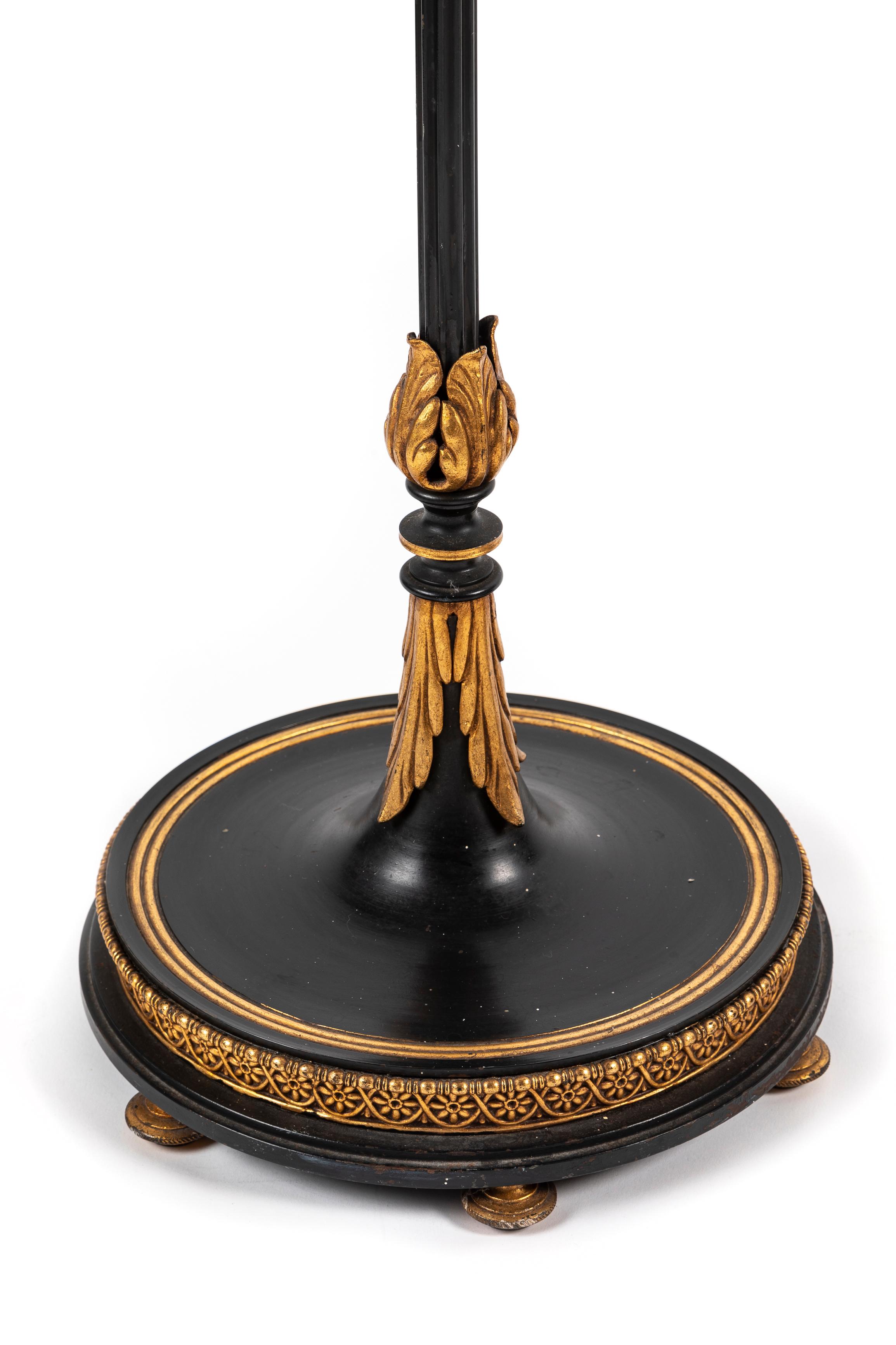 Ein Paar hohe Hollywood-Regency-Stehlampen aus Bronze im Angebot 1