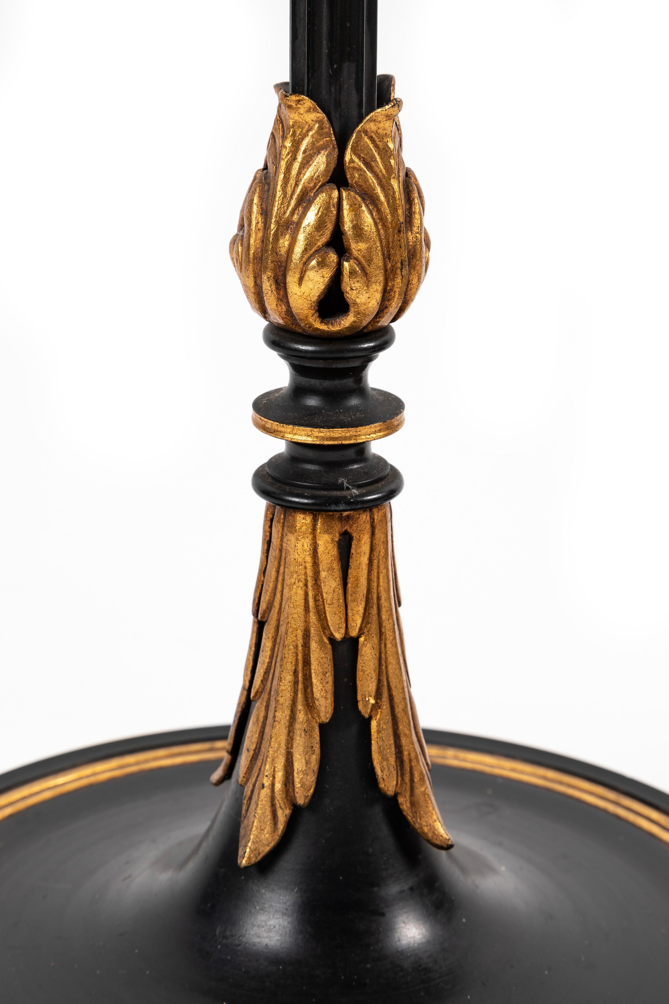 Paire de grands lampadaires en bronze de style Hollywood Regency en vente 2