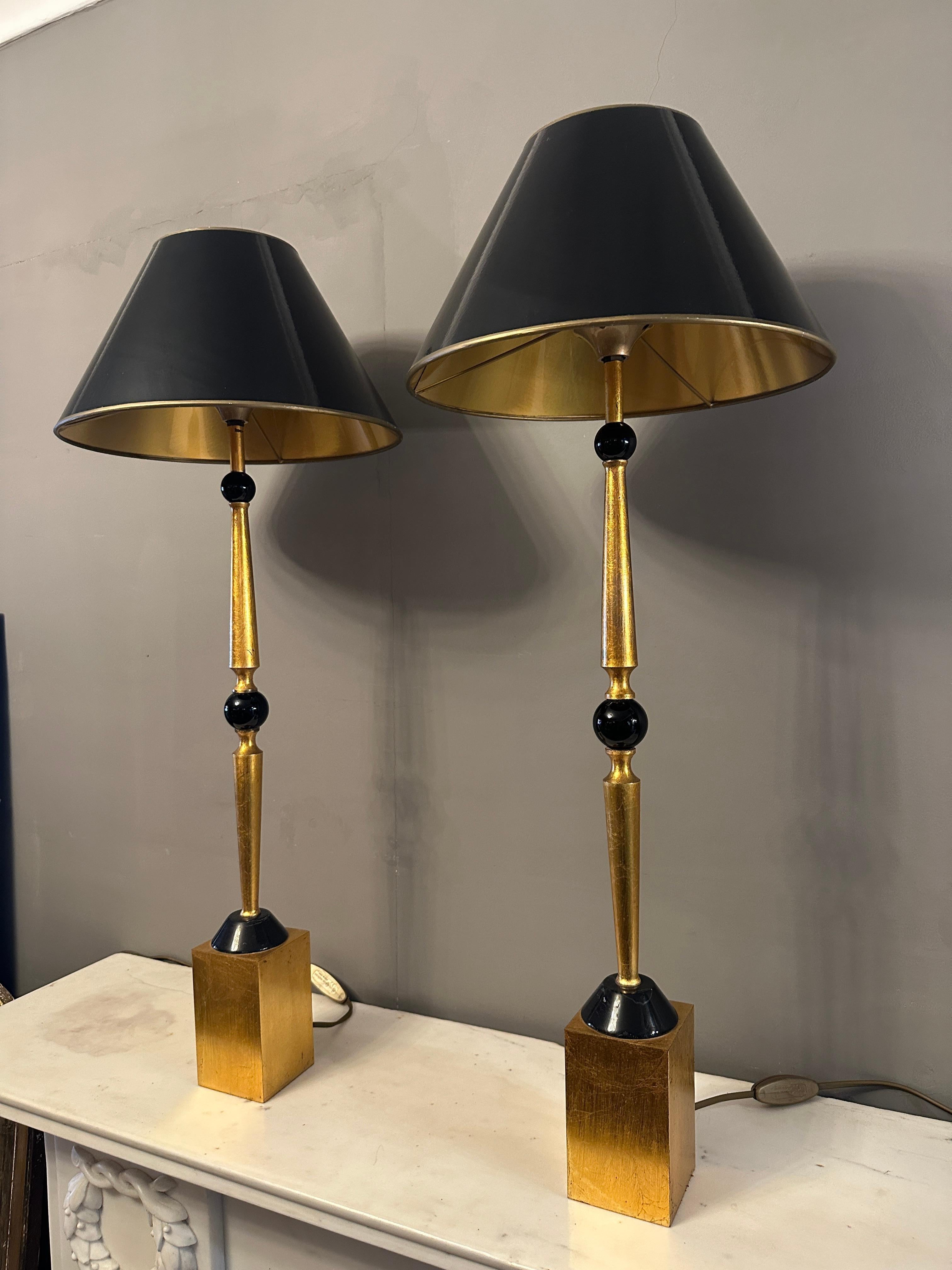 Paire de lampes de table en fonte de laiton doré avec des accents de sphère noire et des abat-jours noirs doublés d'or, provenant d'Italie. Cependant, il est très proche du fabricant français Fondica. Bonne qualité avec un design presque