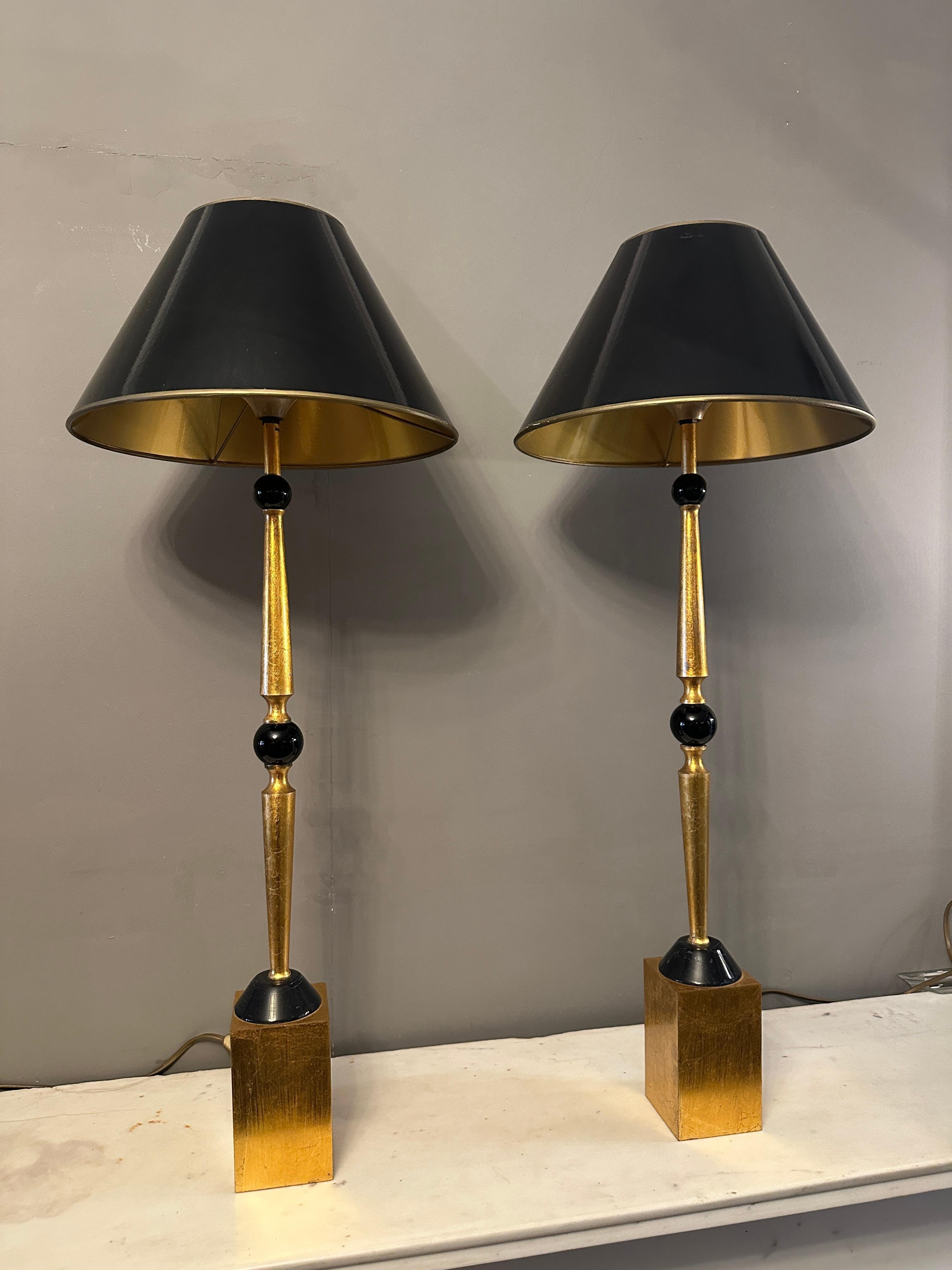 Doré Paire de grandes lampes de table italiennes en laiton doré en vente