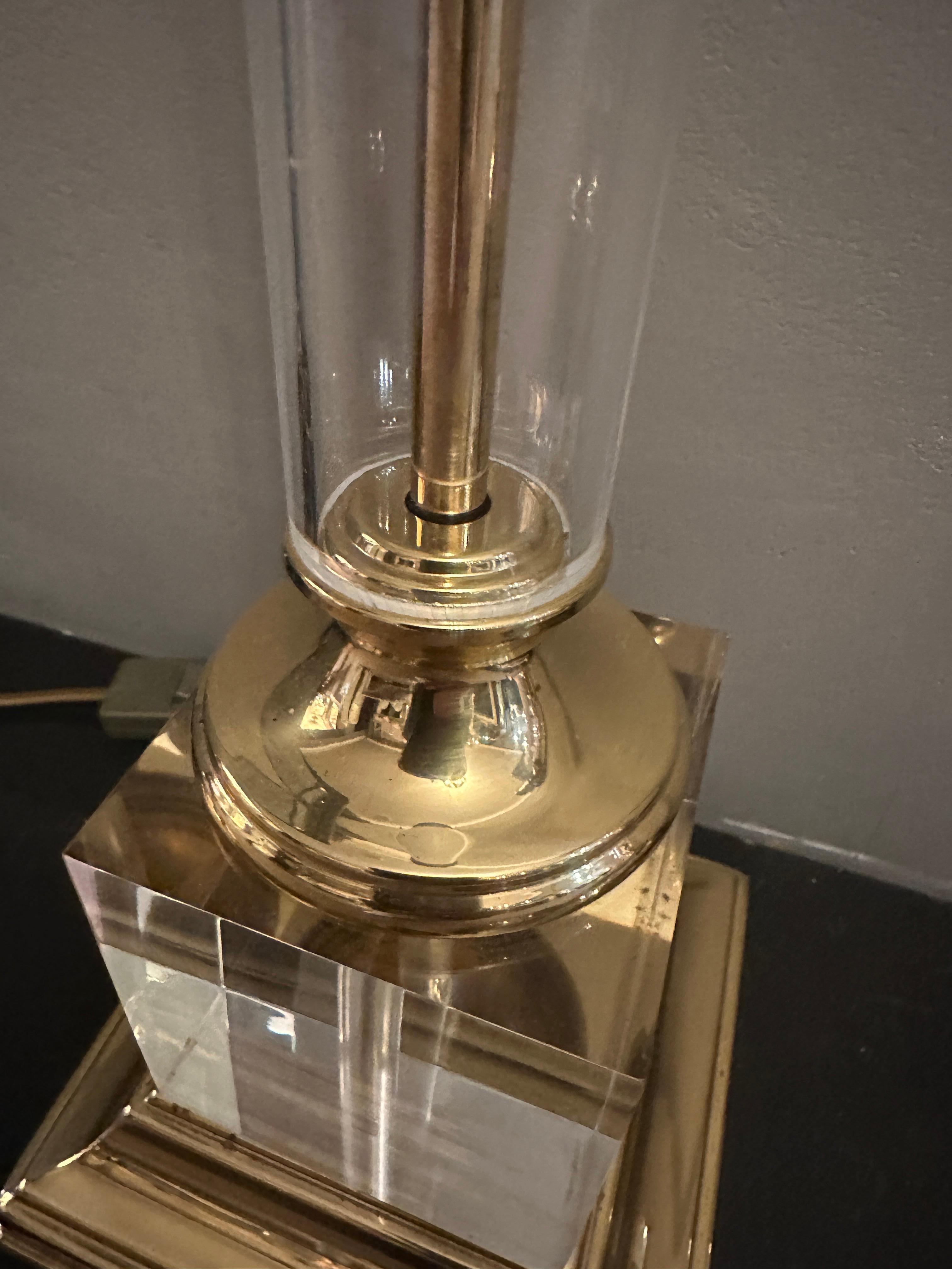 Paire de grandes lampes de table à colonne en lucite et laiton laqué en vente 3