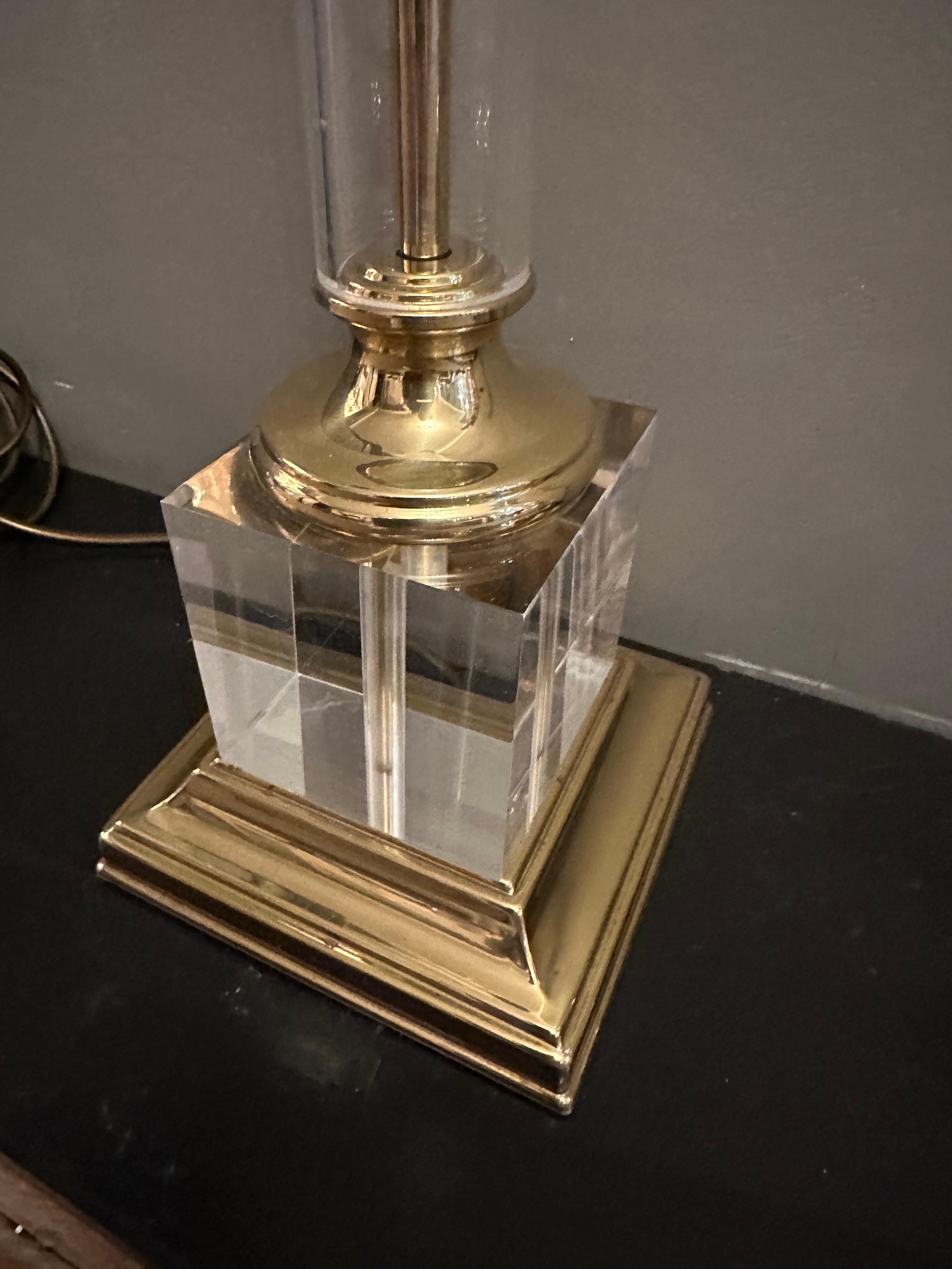 Paire de grandes lampes de table à colonne en lucite et laiton laqué en vente 4