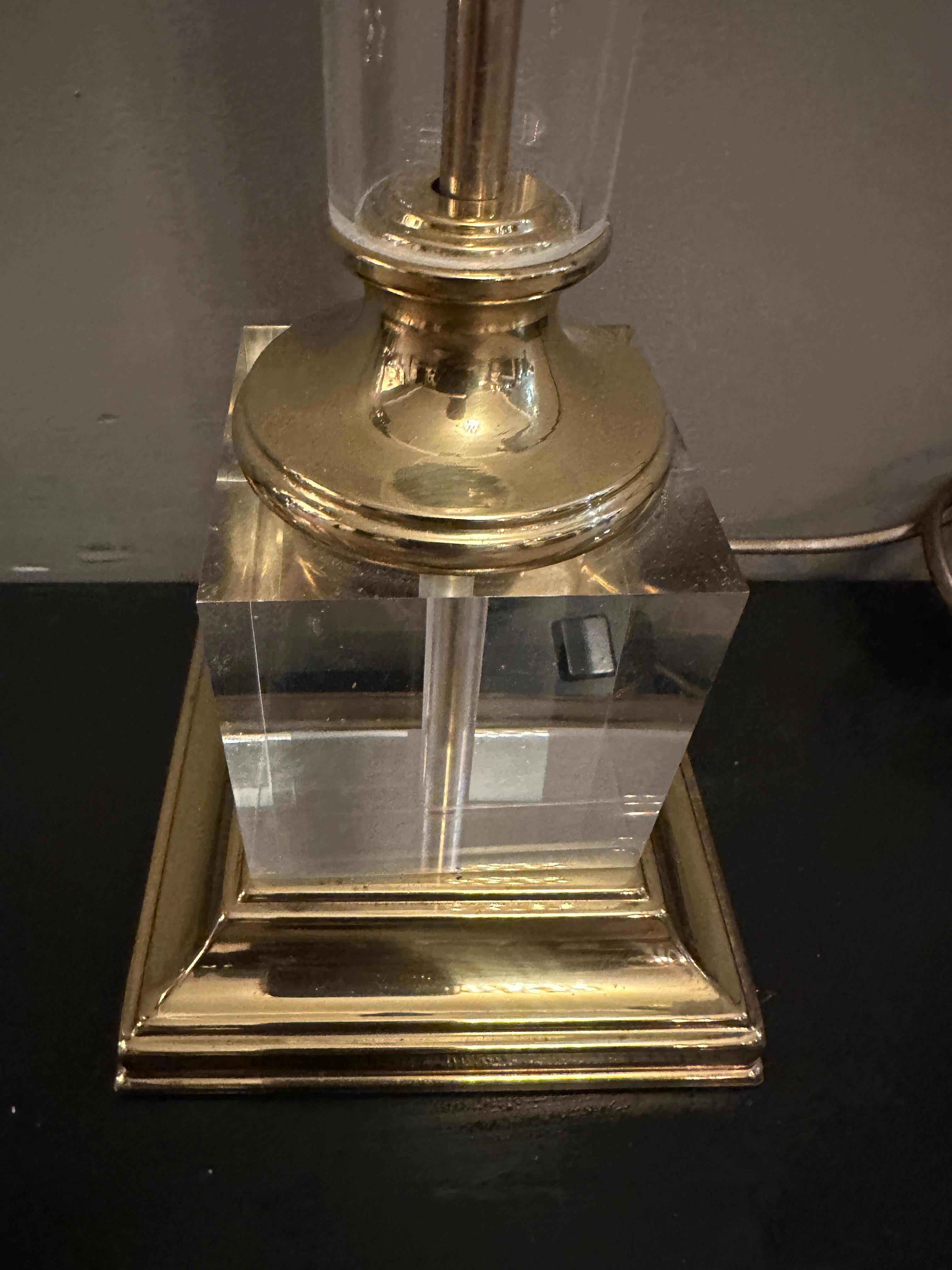 Paire de grandes lampes de table à colonne en lucite et laiton laqué en vente 5