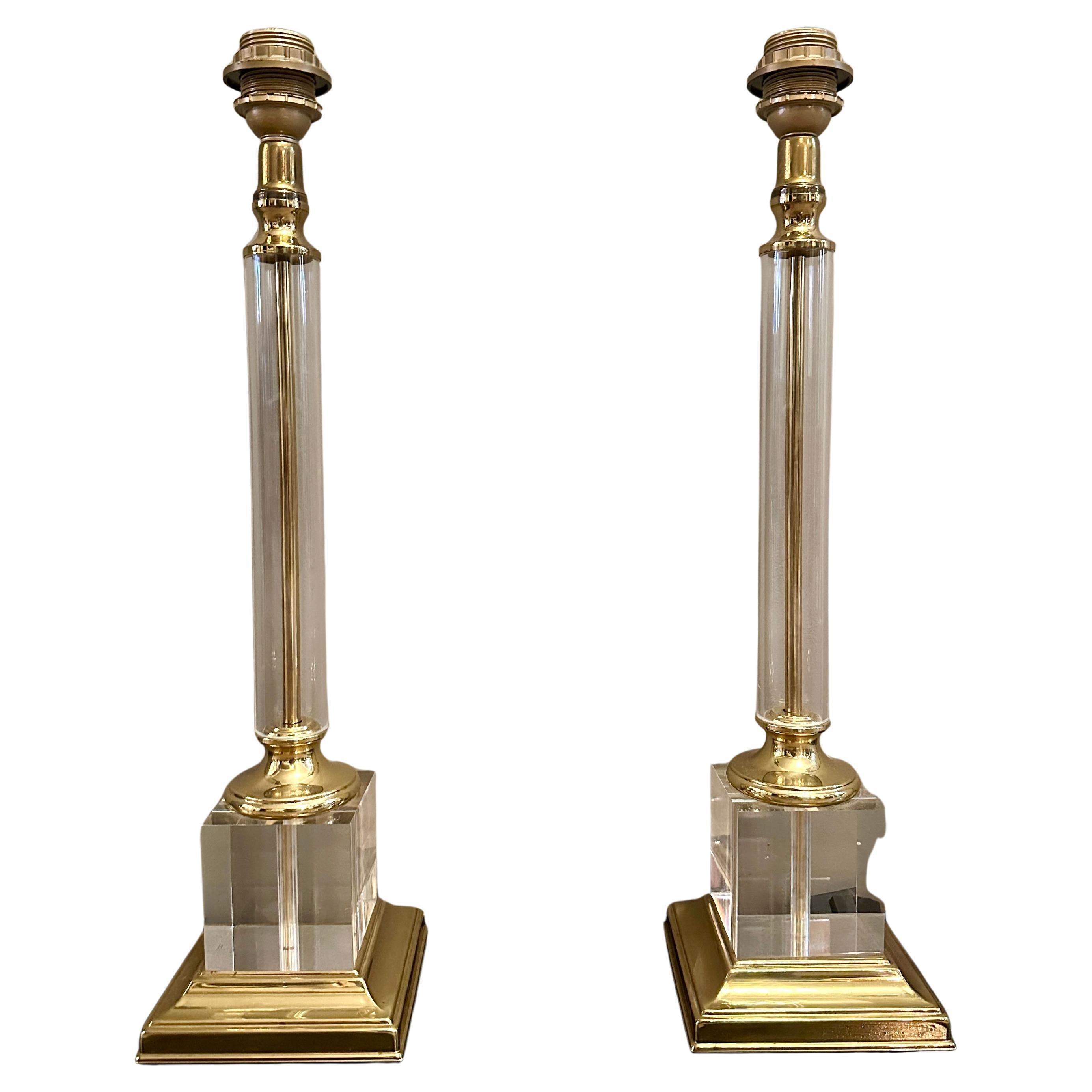 Paire de lampes de table en laiton laqué et lucite de style néoclassique par Kullmann Lampen des Pays-Bas. Les colonnes circulaires reposent sur un socle carré en lucite avec une base et des accents en laiton.