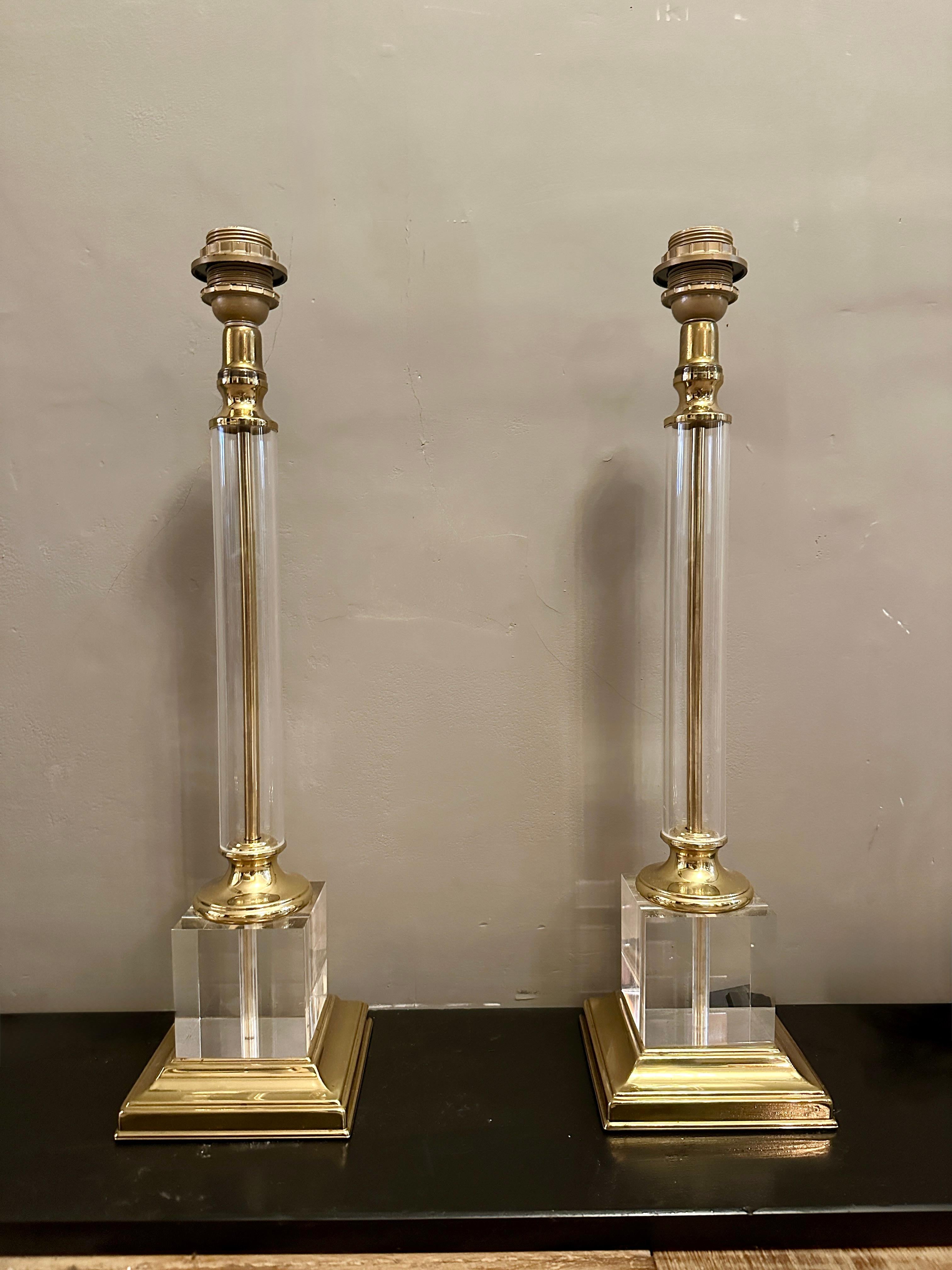 Néoclassique Paire de grandes lampes de table à colonne en lucite et laiton laqué en vente