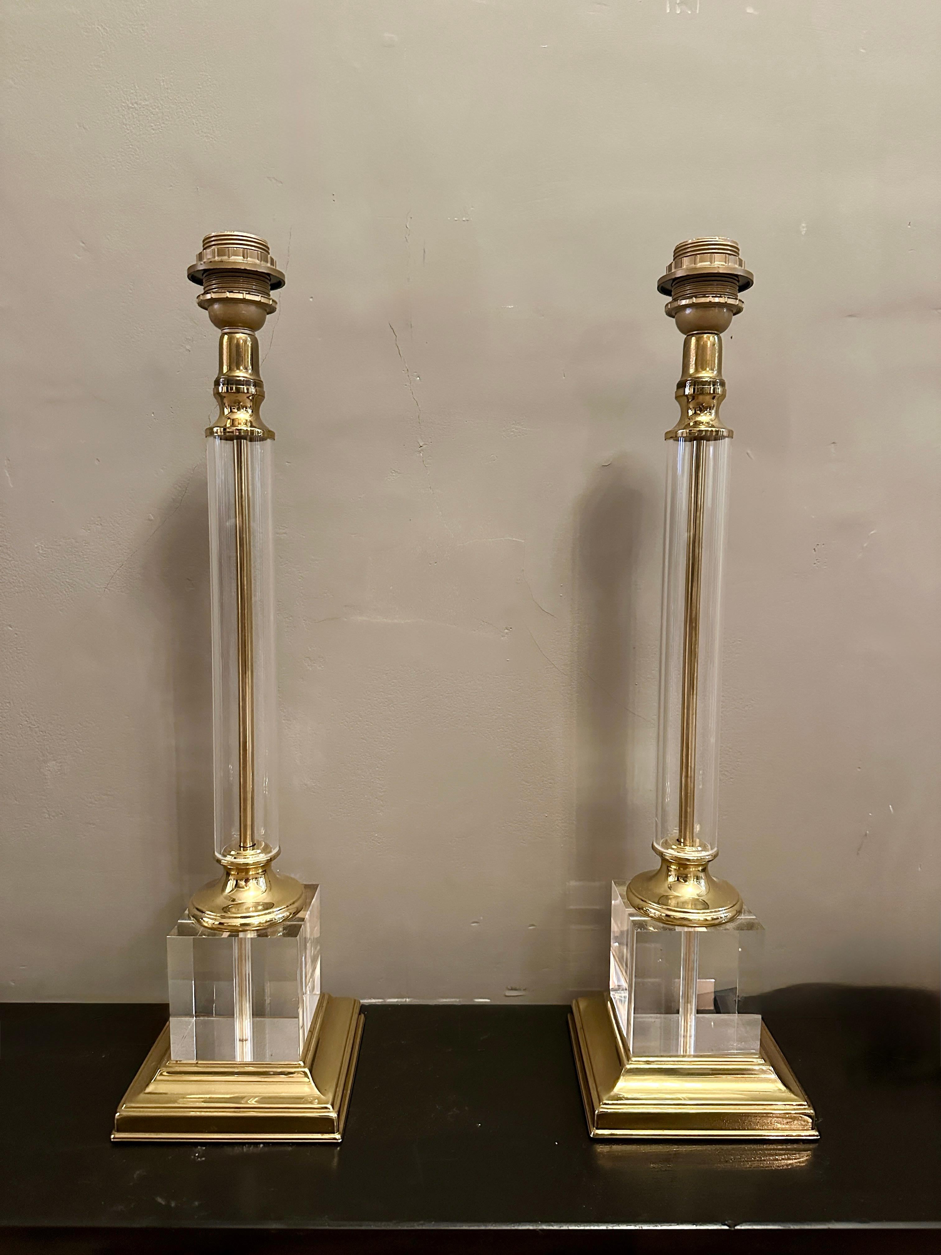 Néerlandais Paire de grandes lampes de table à colonne en lucite et laiton laqué en vente