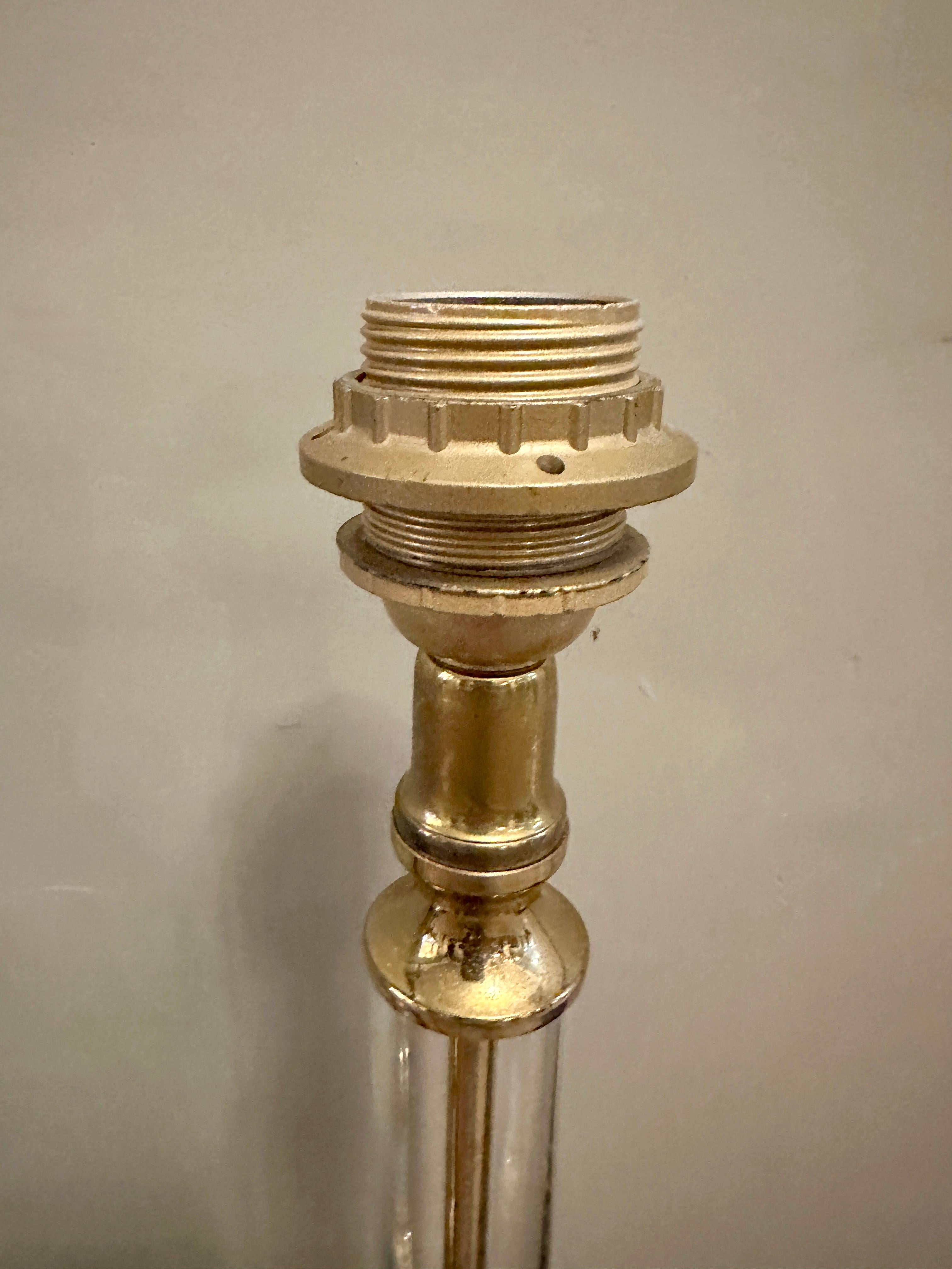 Paire de grandes lampes de table à colonne en lucite et laiton laqué Bon état - En vente à London, GB