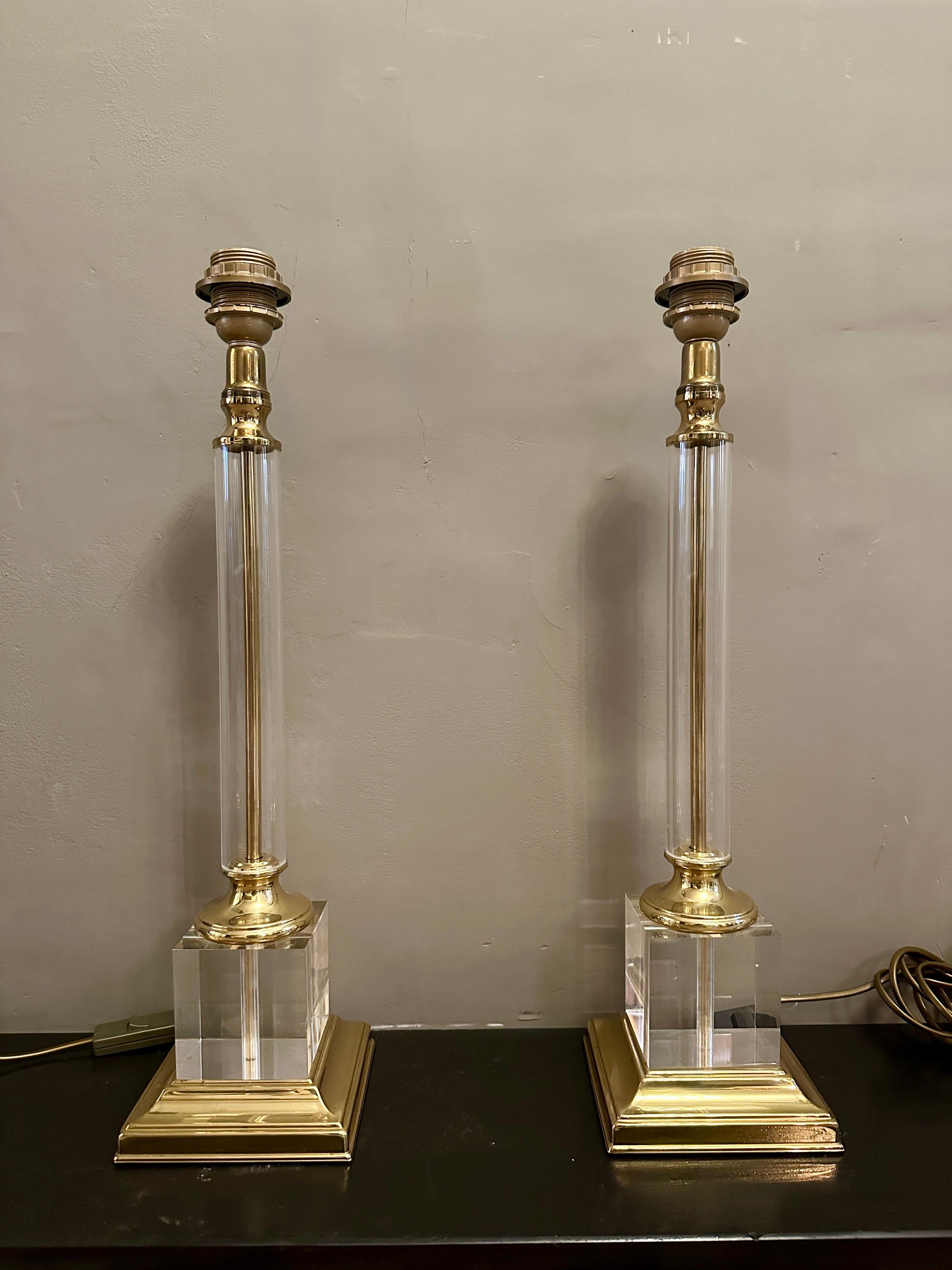 20ième siècle Paire de grandes lampes de table à colonne en lucite et laiton laqué en vente