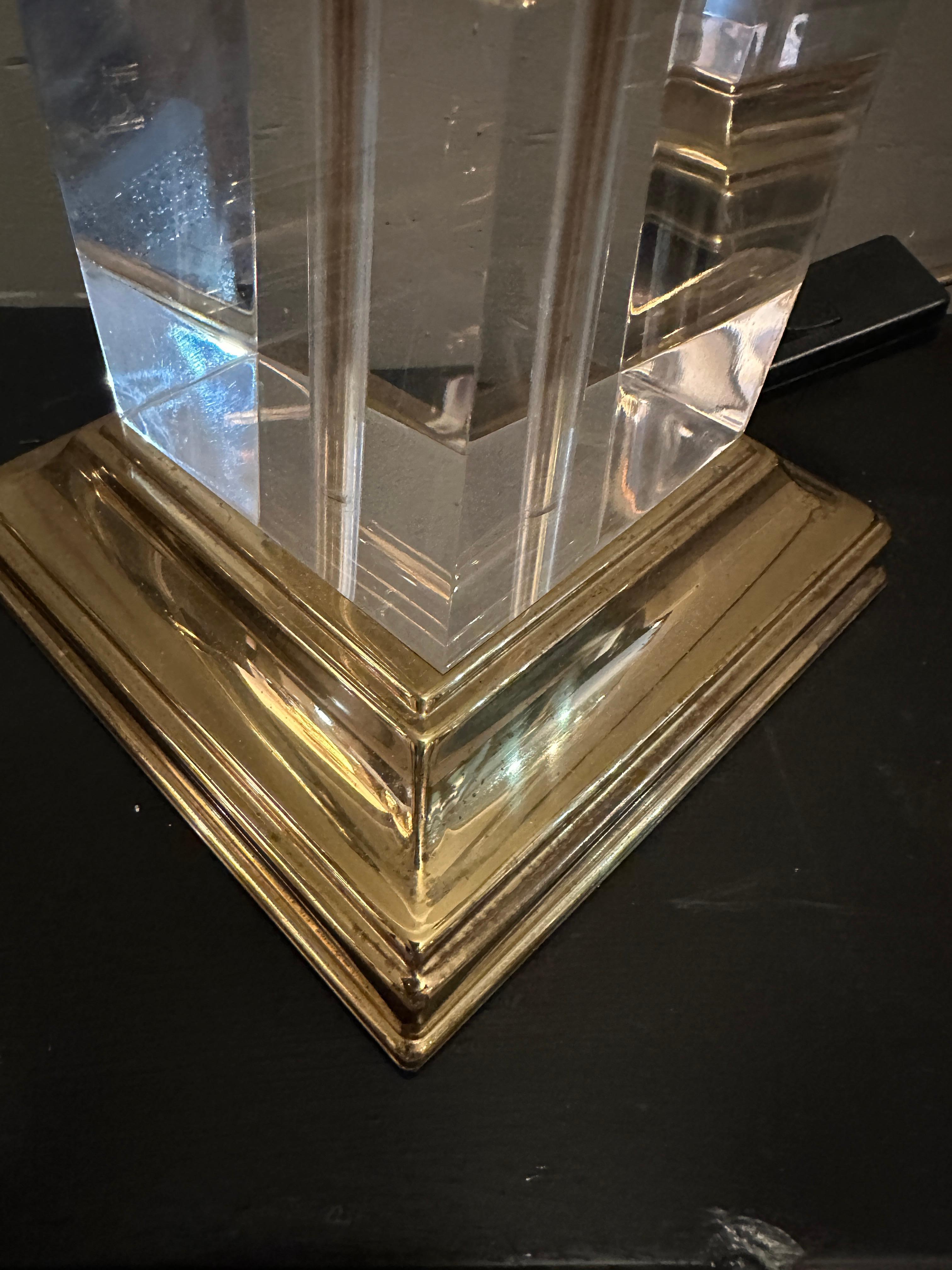 Laiton Paire de grandes lampes de table à colonne en lucite et laiton laqué en vente