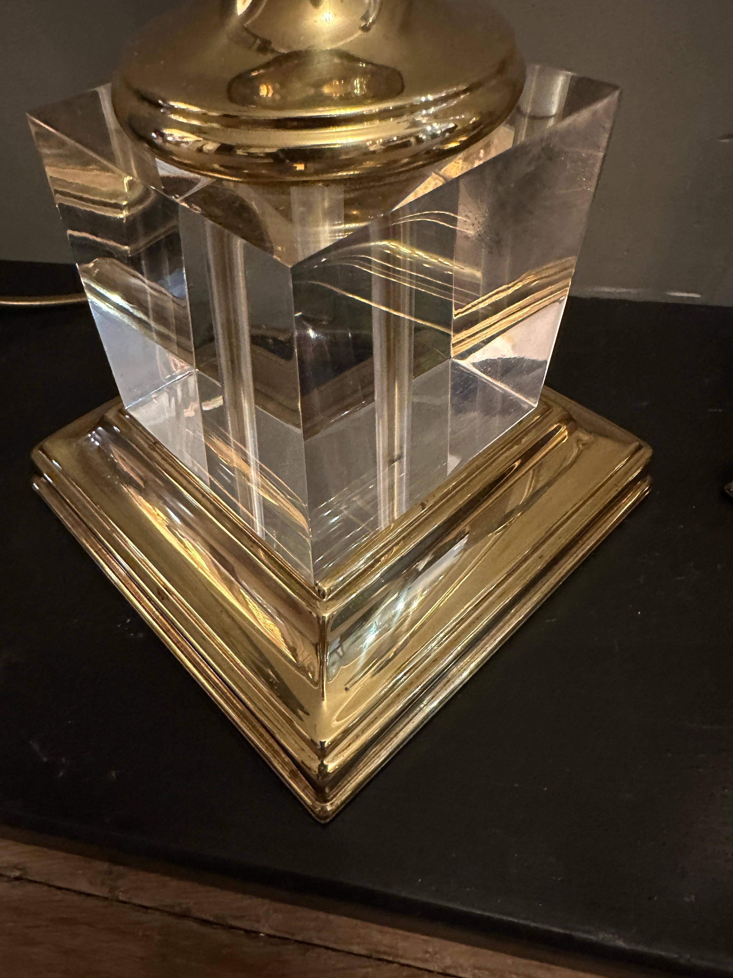 Paire de grandes lampes de table à colonne en lucite et laiton laqué en vente 1