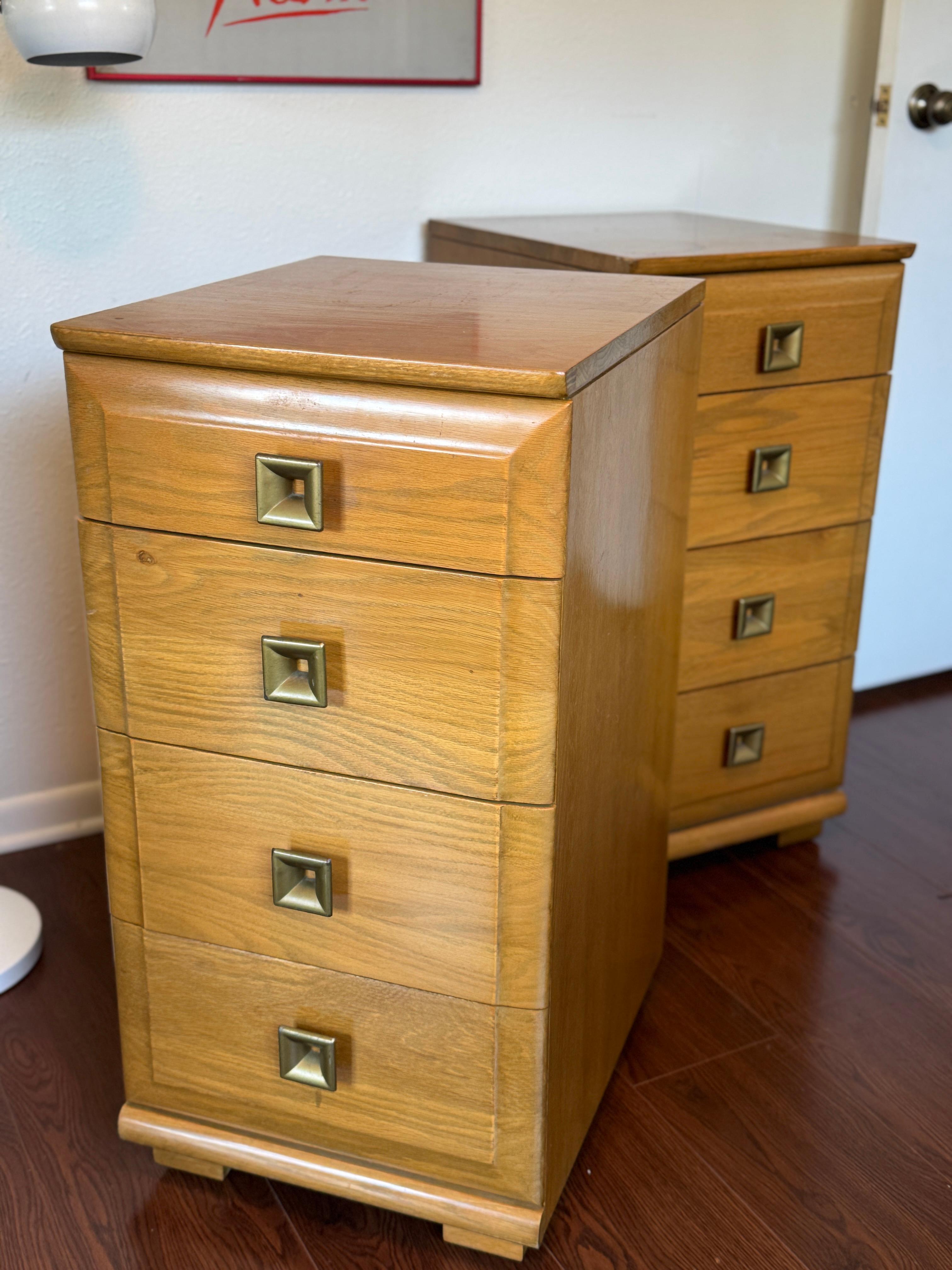 Paire de tables de nuit hautes de Mengel, vers les années 1960. Design moderne classique du milieu du siècle avec quatre tiroirs spacieux, probablement fabriqués en chêne massif. Le détail le plus marquant ? Ces boutons carrés qui donnent juste la