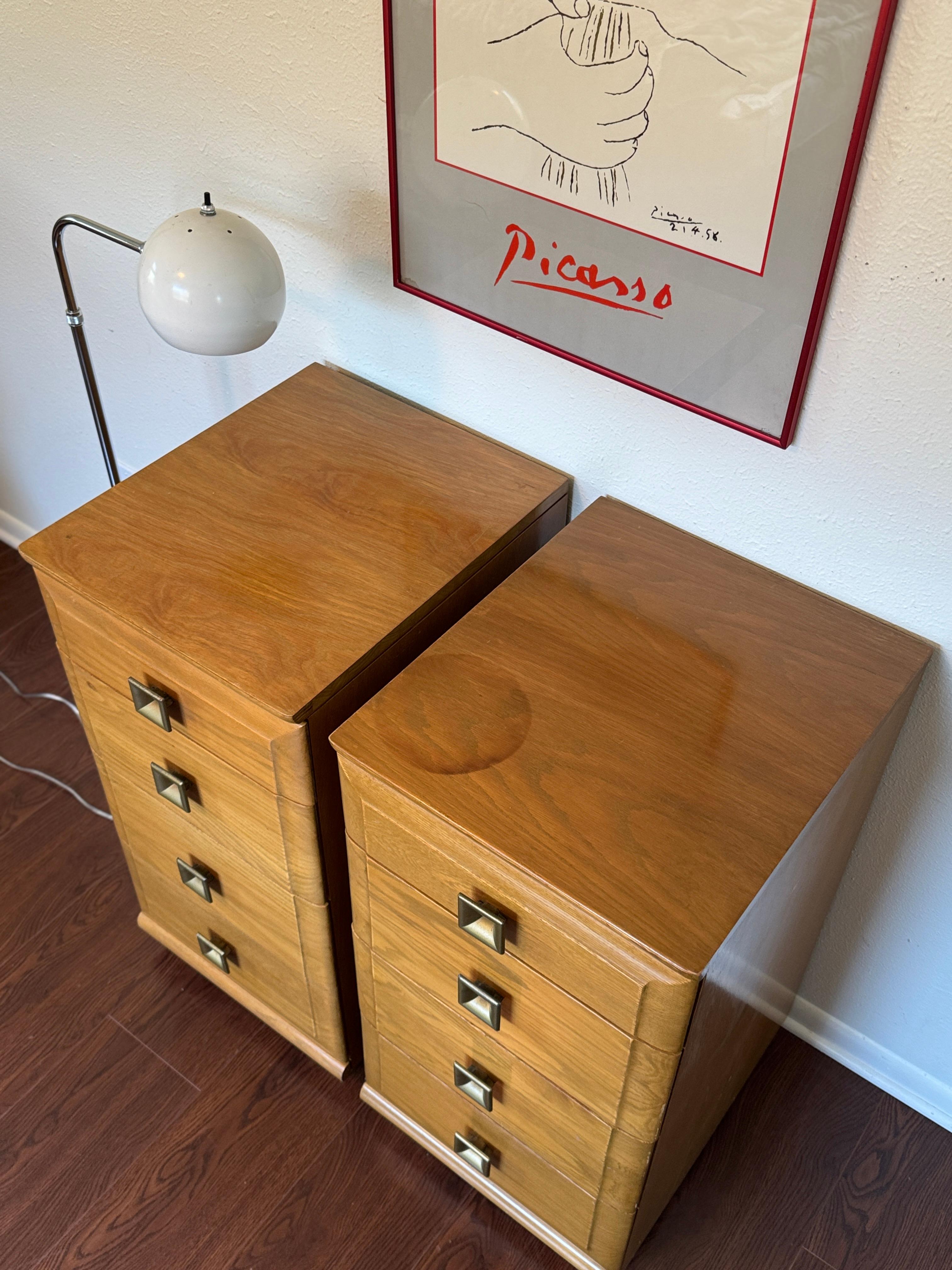 Mid-Century Modern Paire de tables de nuit hautes modernes du milieu du siècle par Mengel, vers les années 1960 en vente