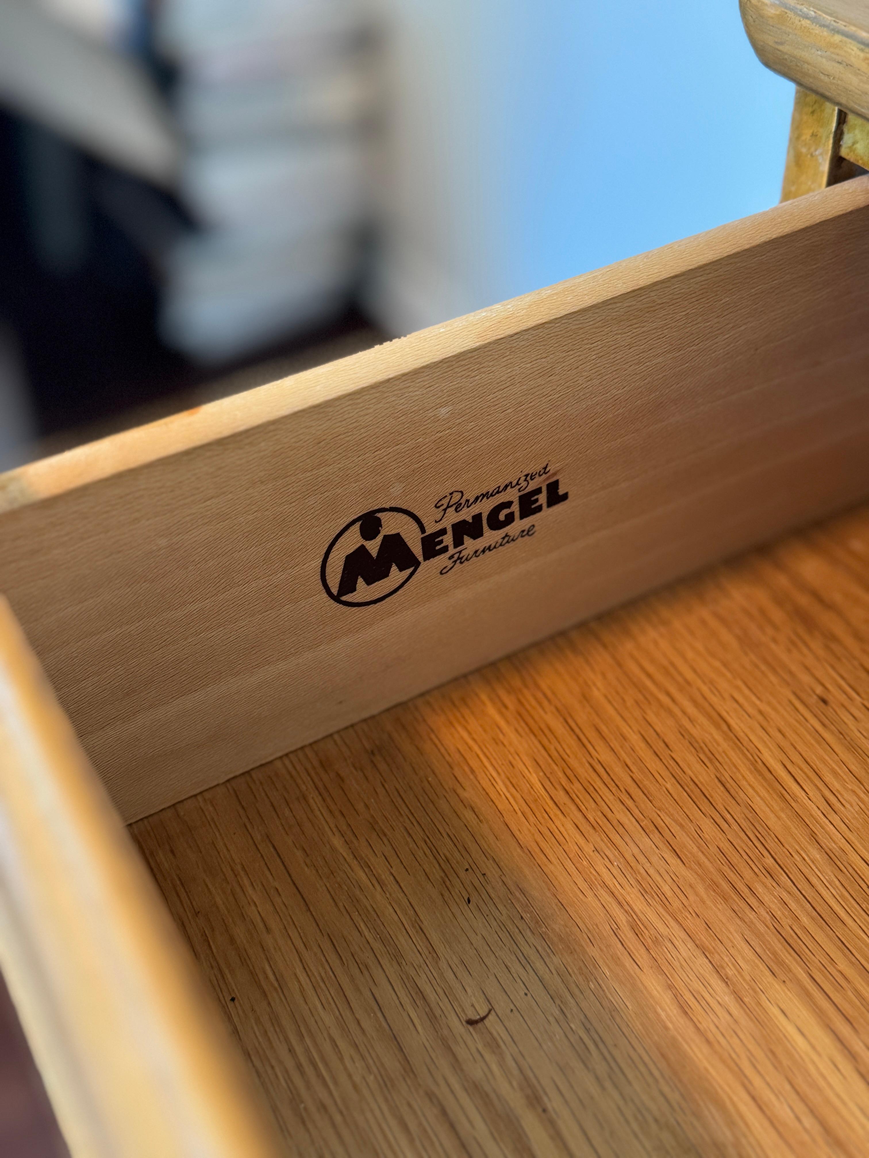 Chêne Paire de tables de nuit hautes modernes du milieu du siècle par Mengel, vers les années 1960 en vente