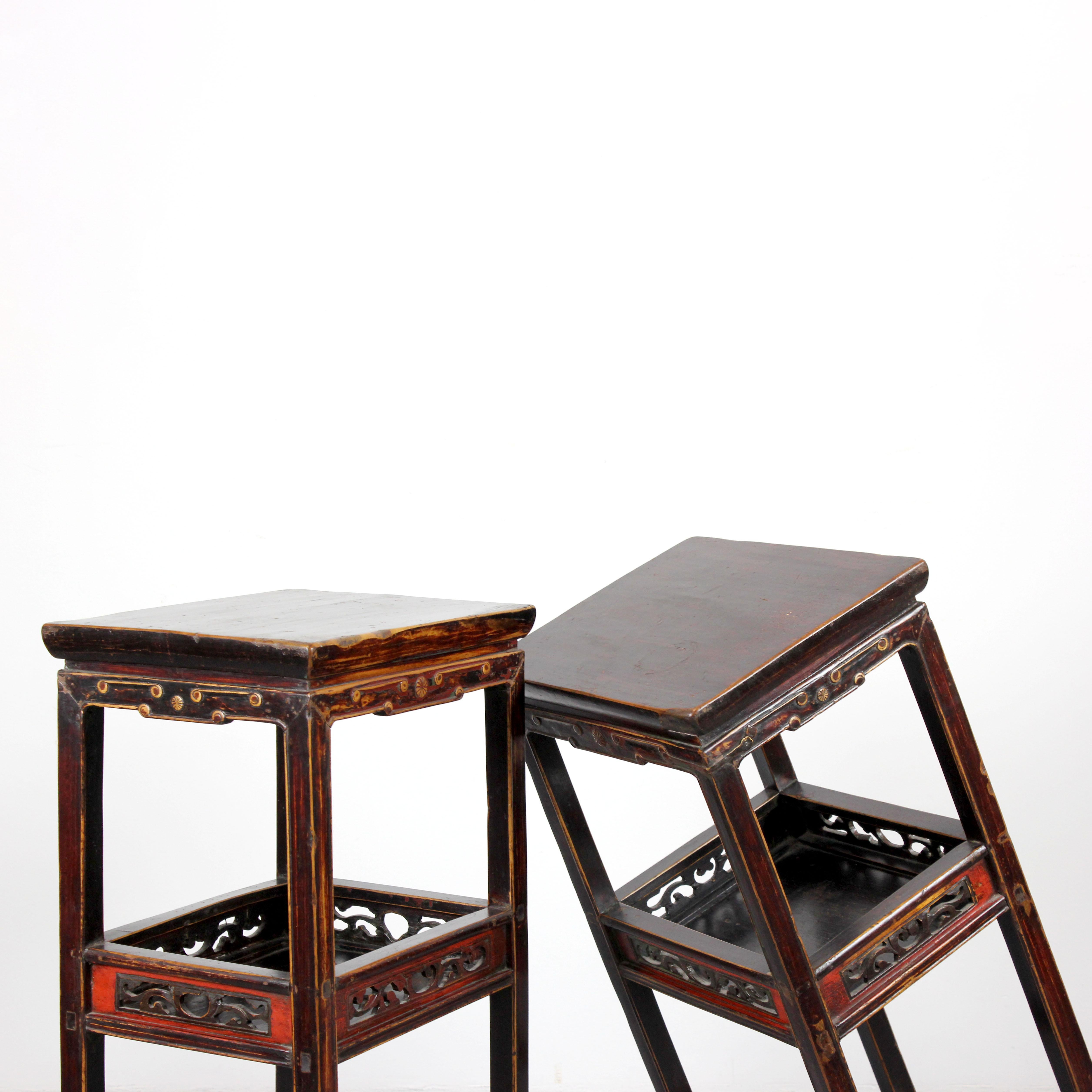 A pair of tall tables, stools, or pedestals crafted from carved and polychromed In Good Condition For Sale In Madrid, España