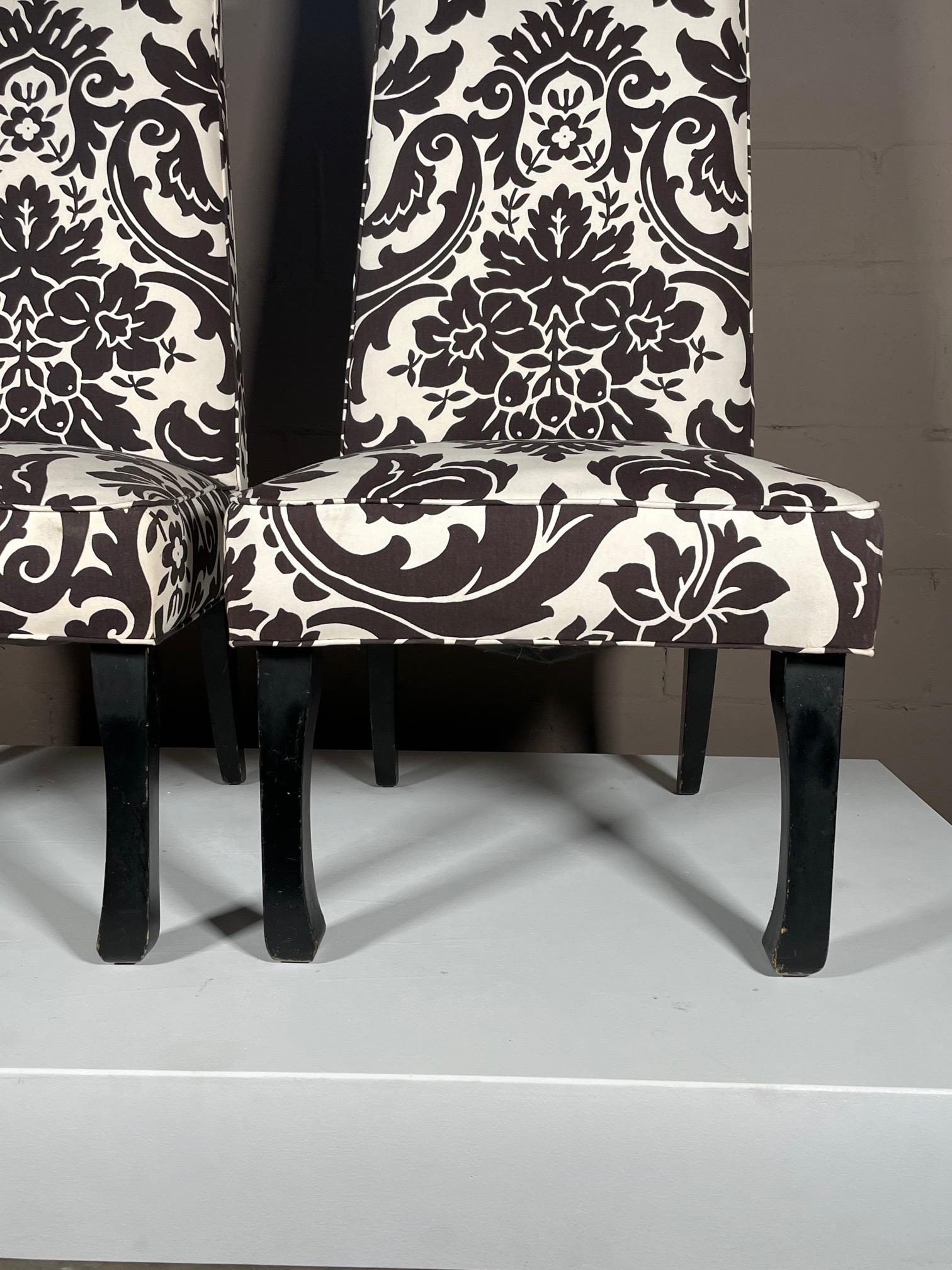 Ein Paar hohe gepolsterte Stühle im Angebot 7