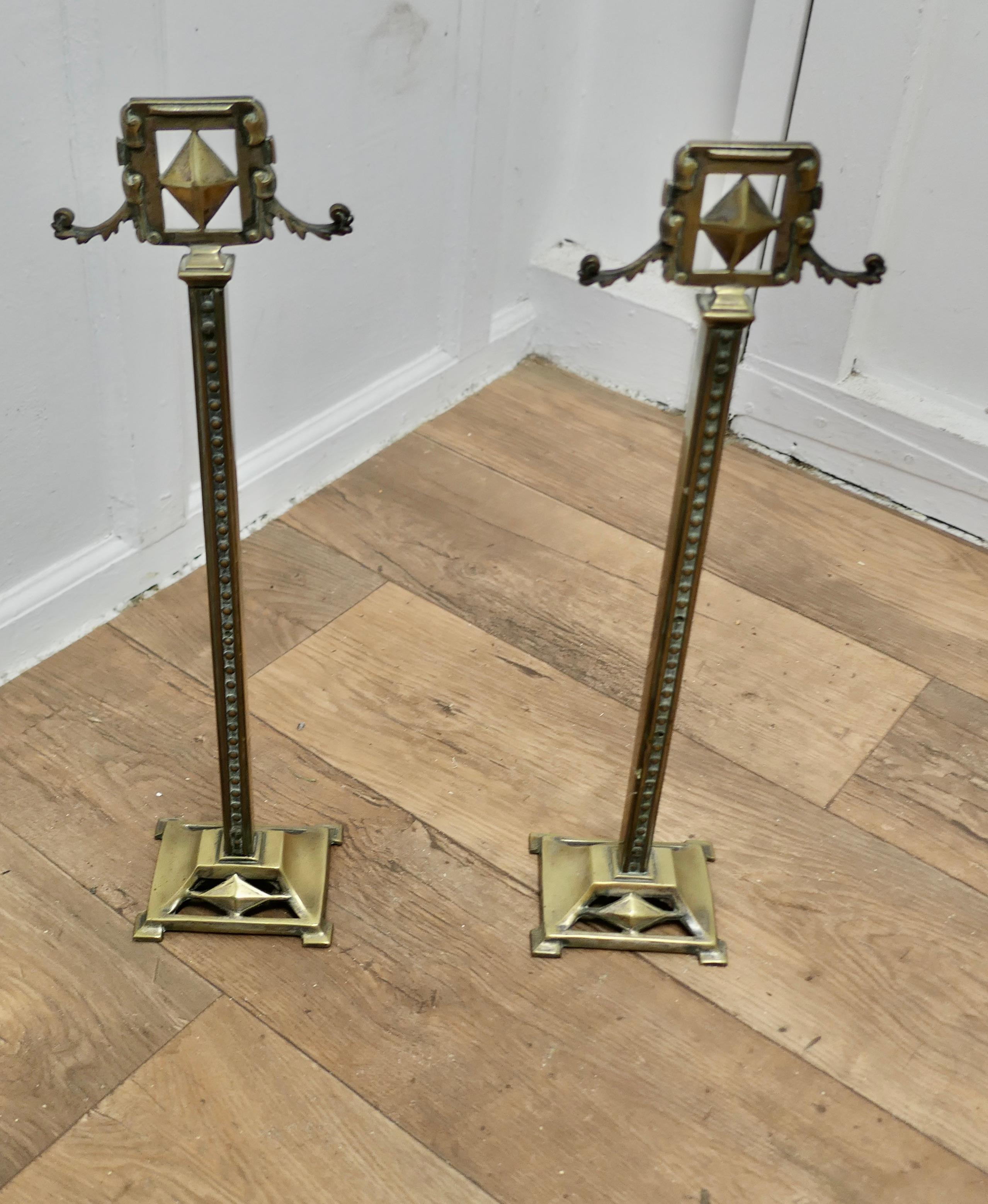 Style Adam Paire de grands andirons ou porte-outils en laiton de l'époque victorienne en vente