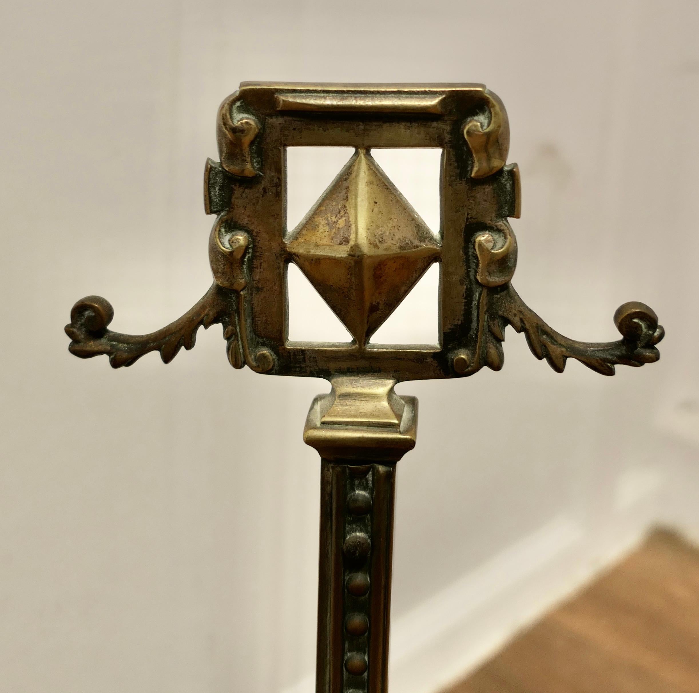 Paire de grands andirons ou porte-outils en laiton de l'époque victorienne Bon état - En vente à Godshill, Isle of Wight