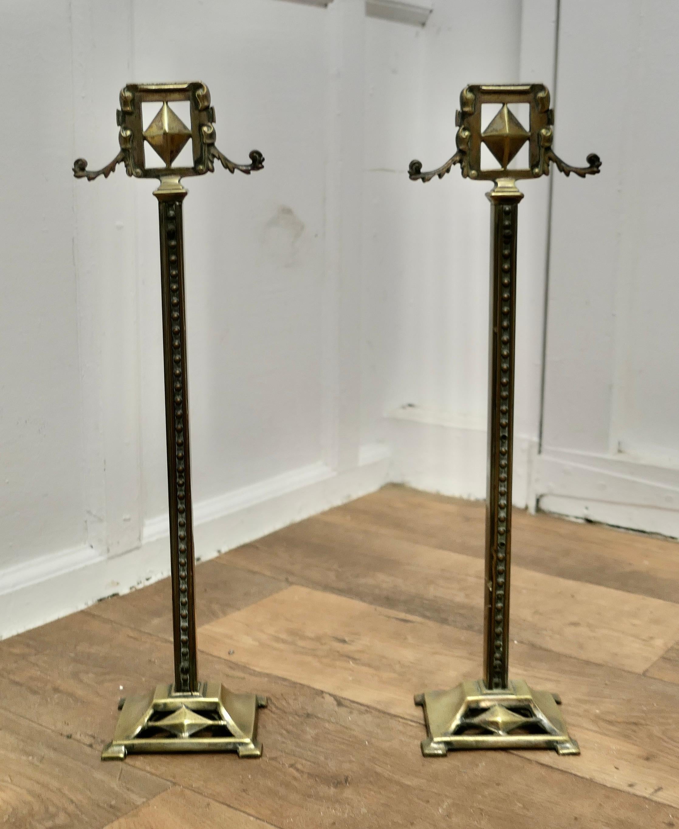 Laiton Paire de grands andirons ou porte-outils en laiton de l'époque victorienne en vente