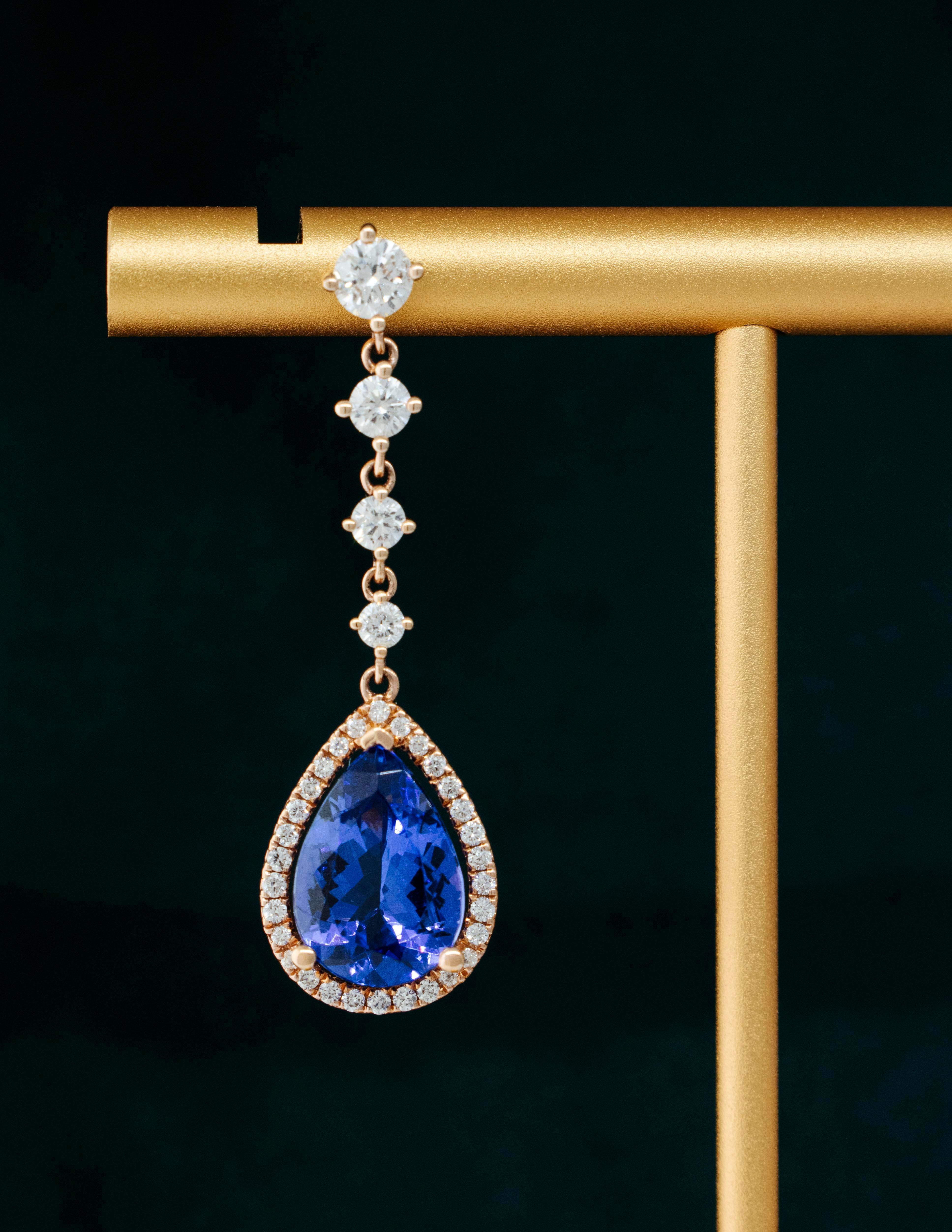 Un favoloso paio di orecchini da donna con tanzanite e diamanti montati in oro rosa 14k. Le due pietre di tanzanite a forma di pera pesano in totale 5,75 carati, circa 2,87 carati ciascuna. Le pietre di tanzanite sono di un vibrante blu-violetto